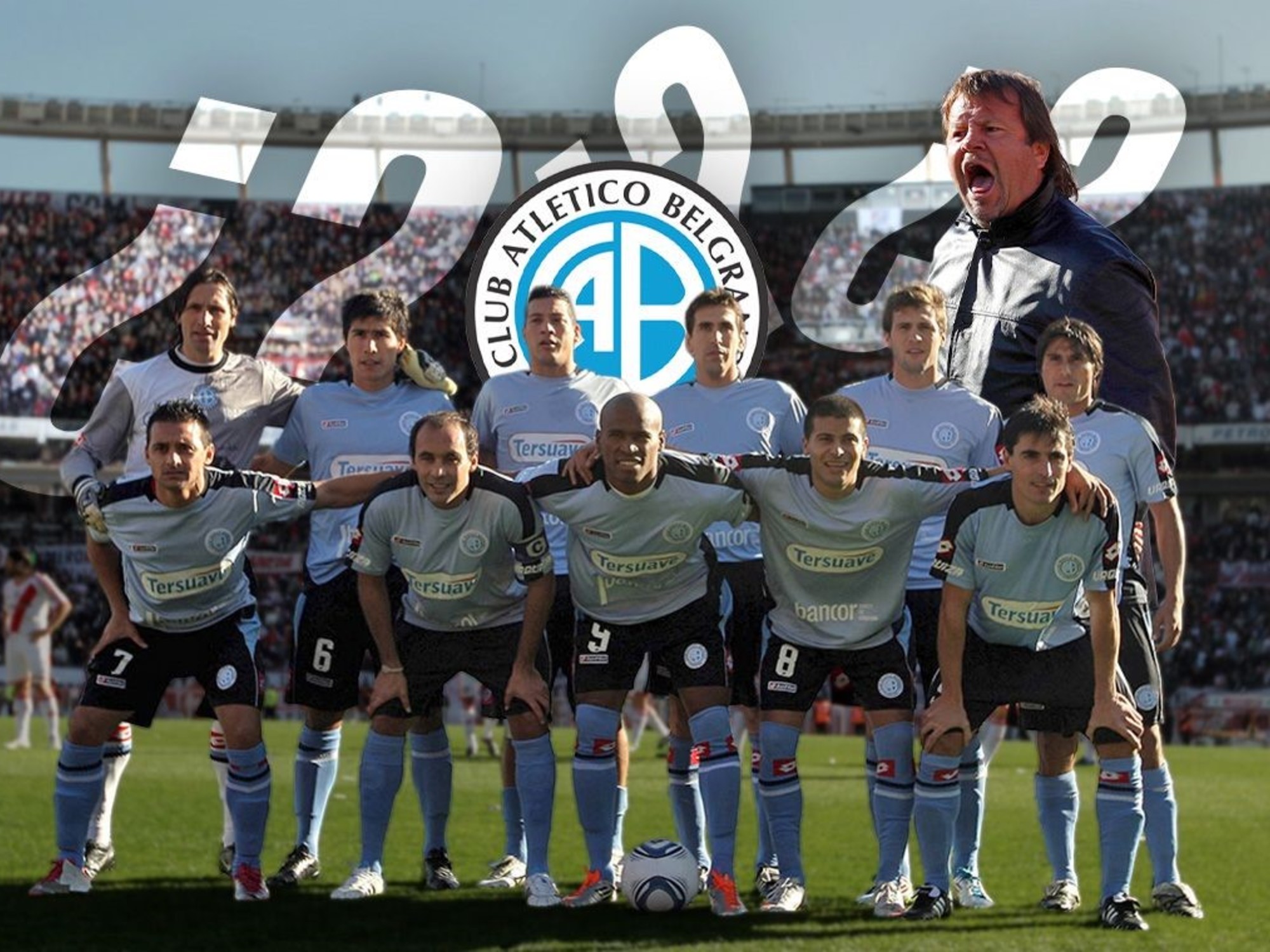 Equipo de Belgrano posando juntos tras ganar el partido de Promoción contra River Plate en 2011.