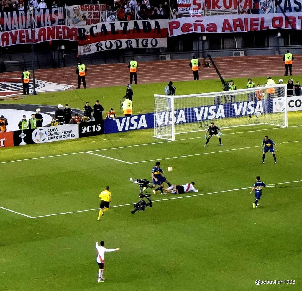 Jugadores de River Plate y Boca Juniors disputando el balón en un partido de la Liga Profesional.