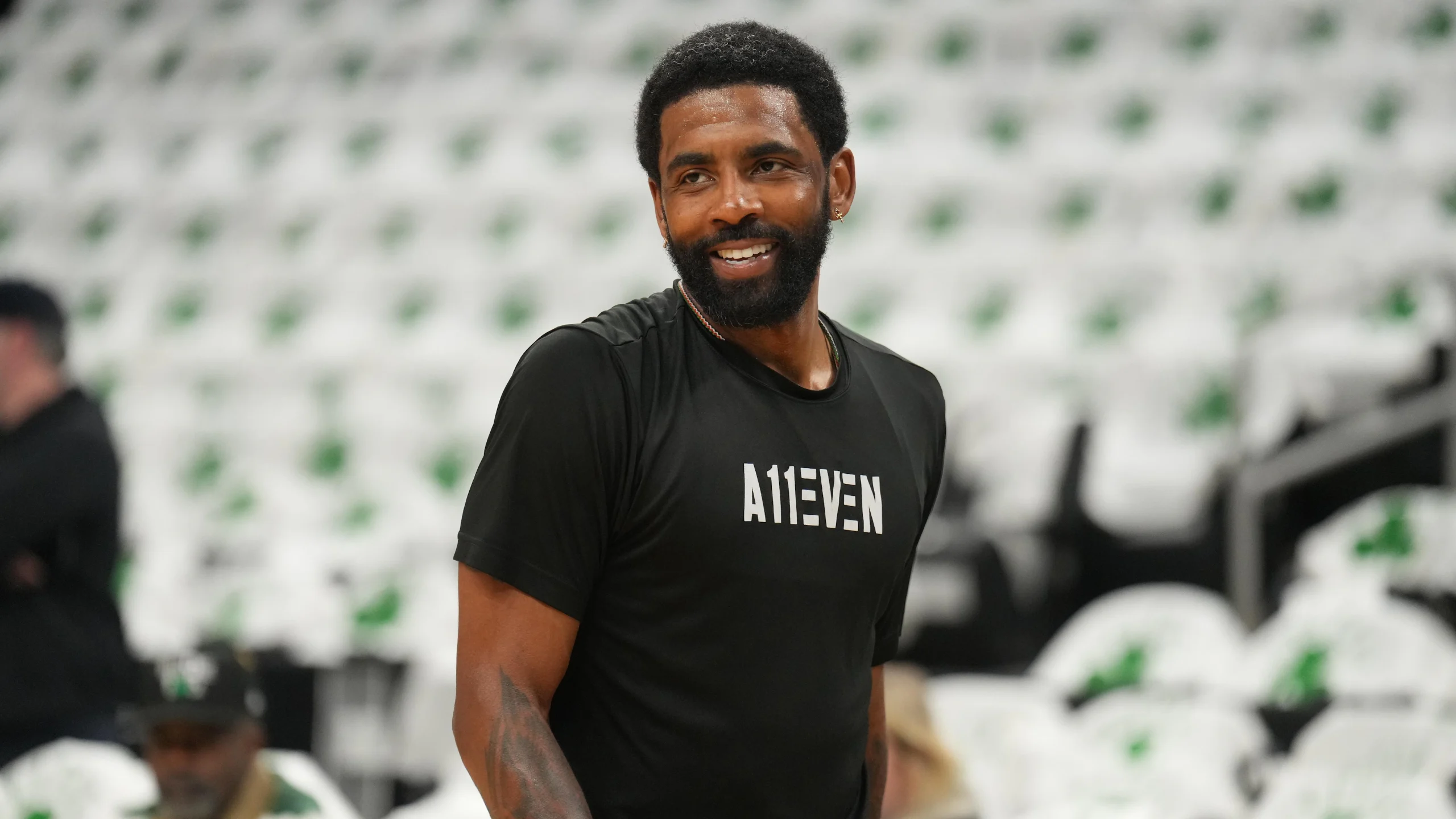 Kyrie Irving, jugador de baloncesto, entrenando con un balón