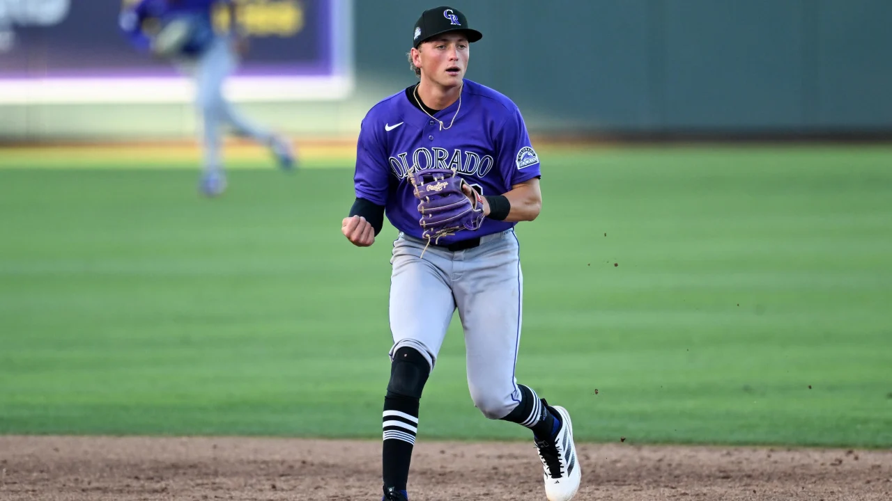 El prometedor campocorto de los Colorado Rockies, Ethan Holliday, se perderá el resto de la temporada 2026 tras sufrir una fractura por estr