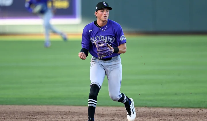El prometedor campocorto de los Colorado Rockies, Ethan Holliday, se perderá el resto de la temporada 2026 tras sufrir una fractura por estr
