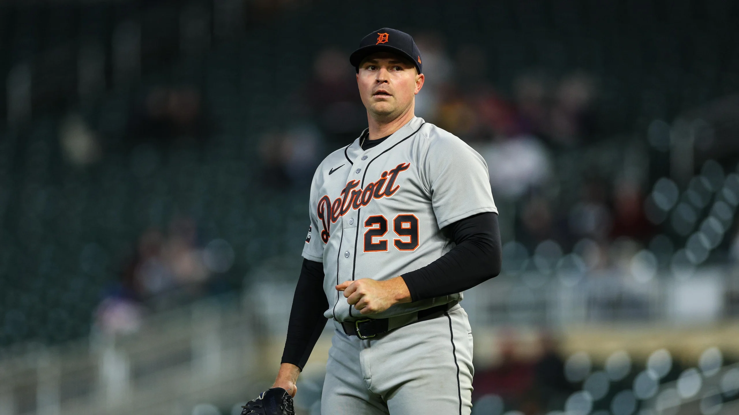 Jugadores de béisbol de la MLB en acción durante un partido.