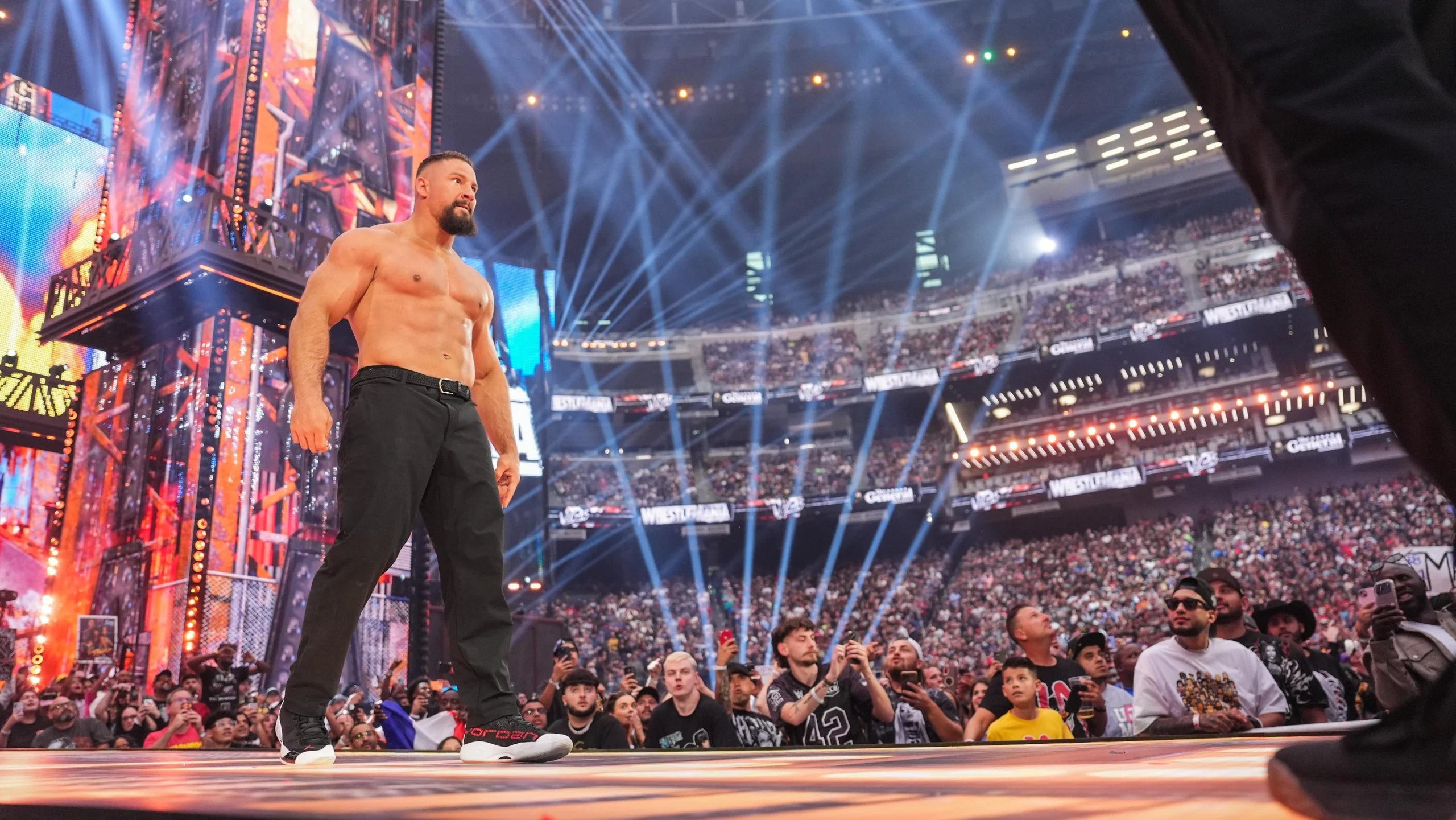 Bron Breakker realizando un movimiento de lucha libre en el ring de WWE.