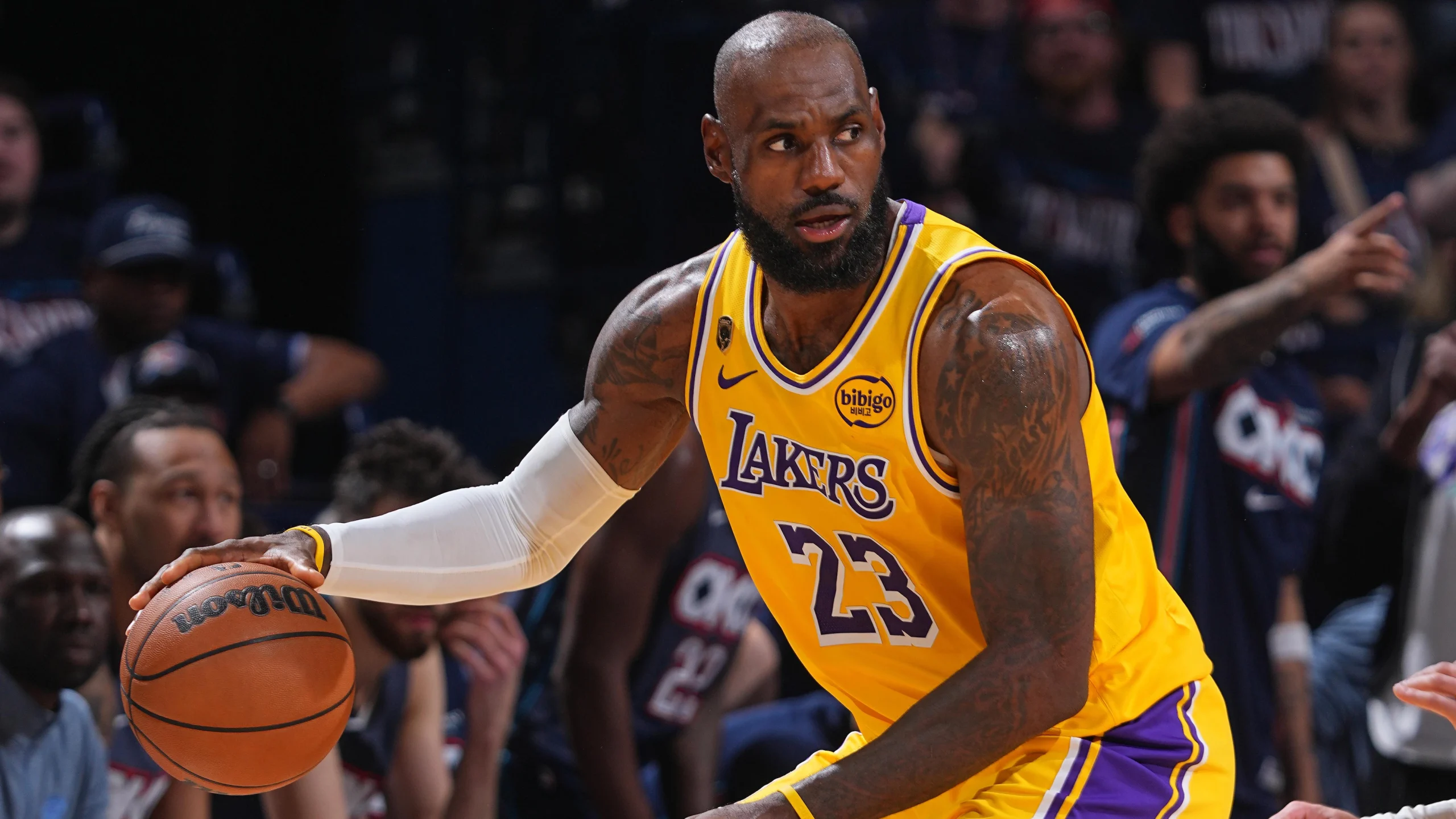 Jugador de baloncesto LeBron James en acción durante un partido.