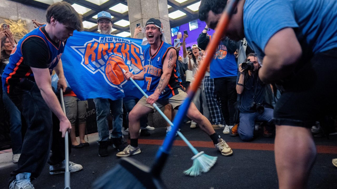 DoorDash regala escobas en Nueva York tras barrida de los Knicks