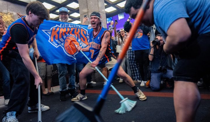 DoorDash regala escobas en Nueva York tras barrida de los Knicks