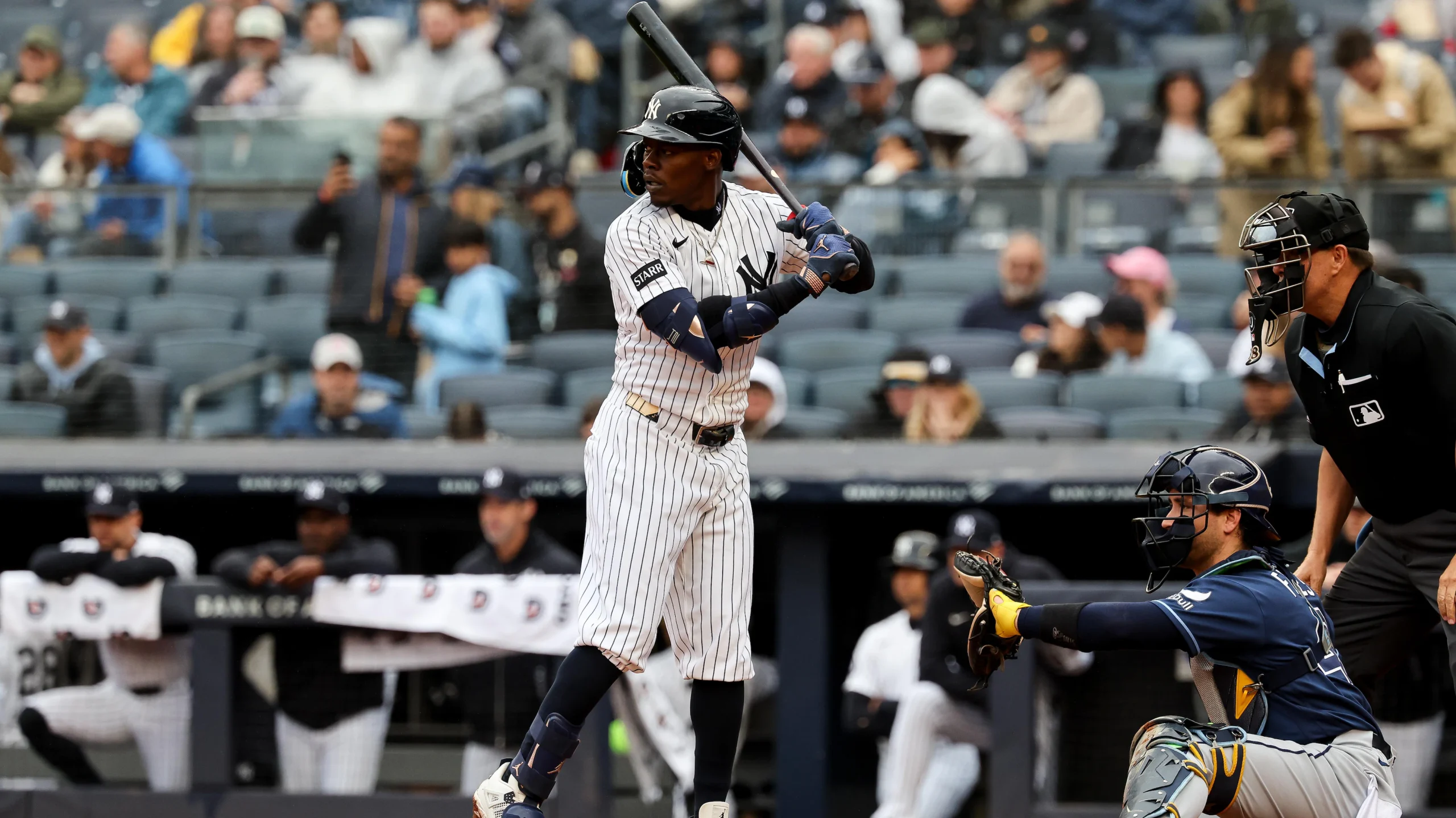 Jazz Chisholm Jr. en acción durante un partido de béisbol, vistiendo los pantalones de Giancarlo Stanton.