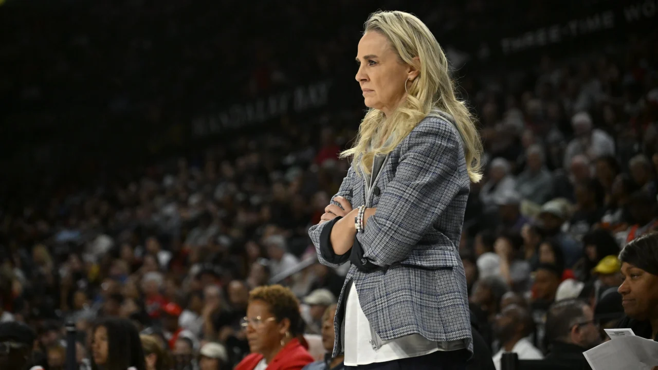 Becky Hammon furiosa con los árbitros tras la derrota de Las Vegas Aces