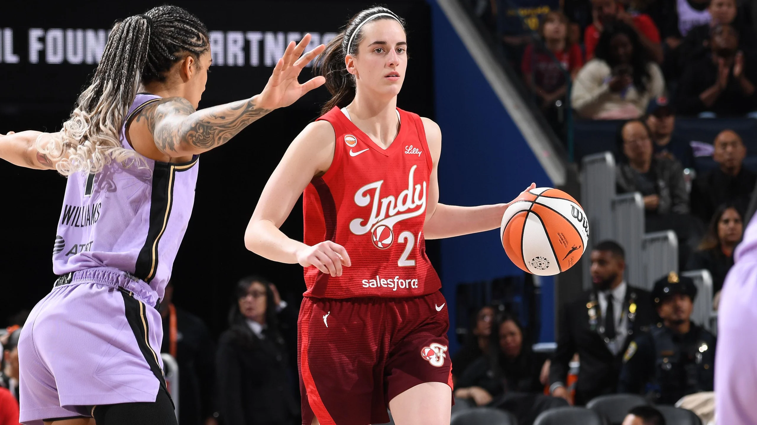Jugadoras de baloncesto en acción durante un partido de la WNBA