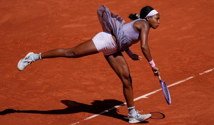 Coco Gauff inició su camino en la defensa del título de Roland Garros con una victoria contundente en la primera ronda, luciendo un flamante