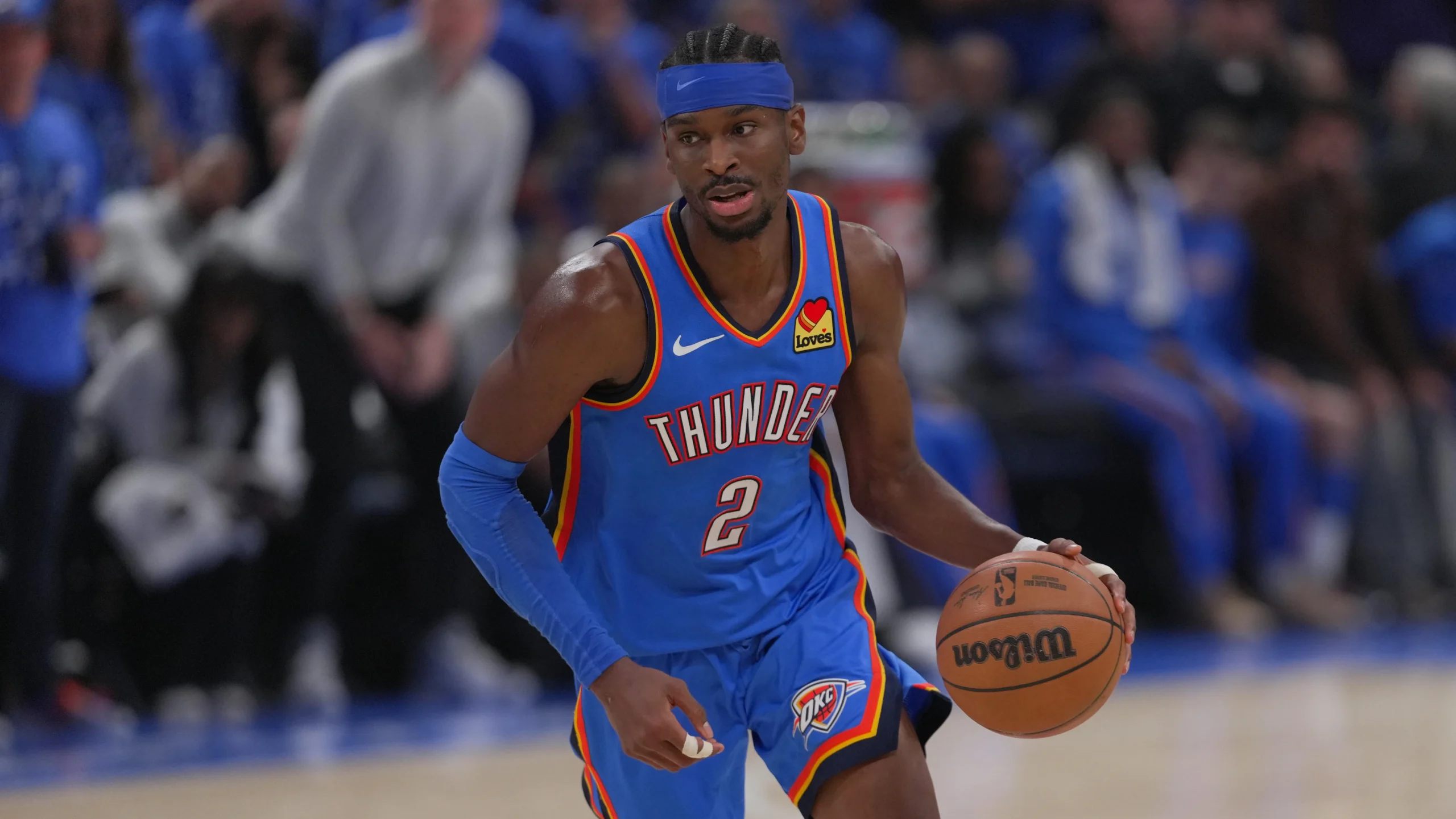 Victor Wembanyama de los San Antonio Spurs y Shai Gilgeous-Alexander de los Oklahoma City Thunder compitiendo durante un partido crucial.