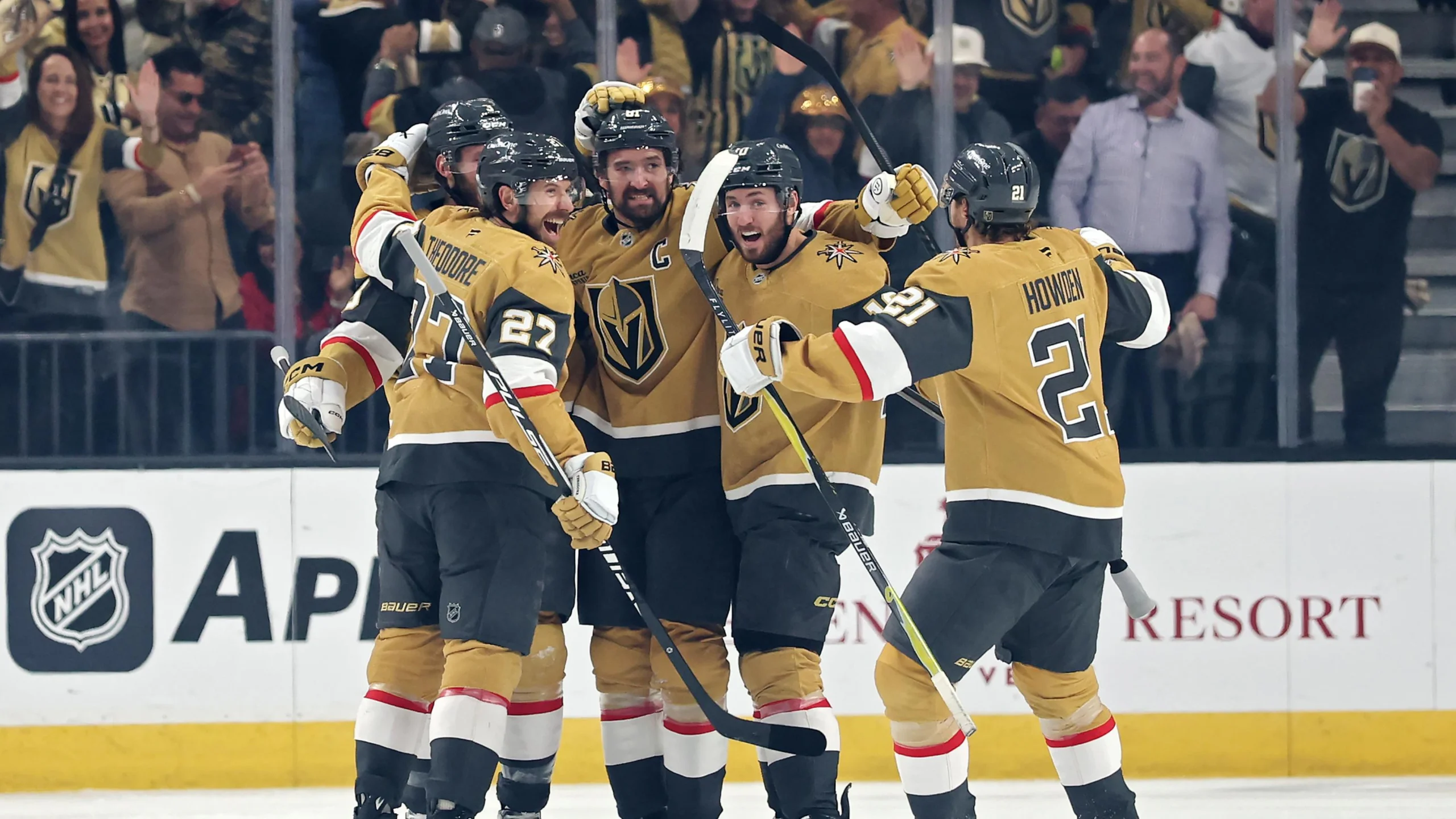 Jugador de los Vegas Golden Knights celebrando un gol contra los Colorado Avalanche