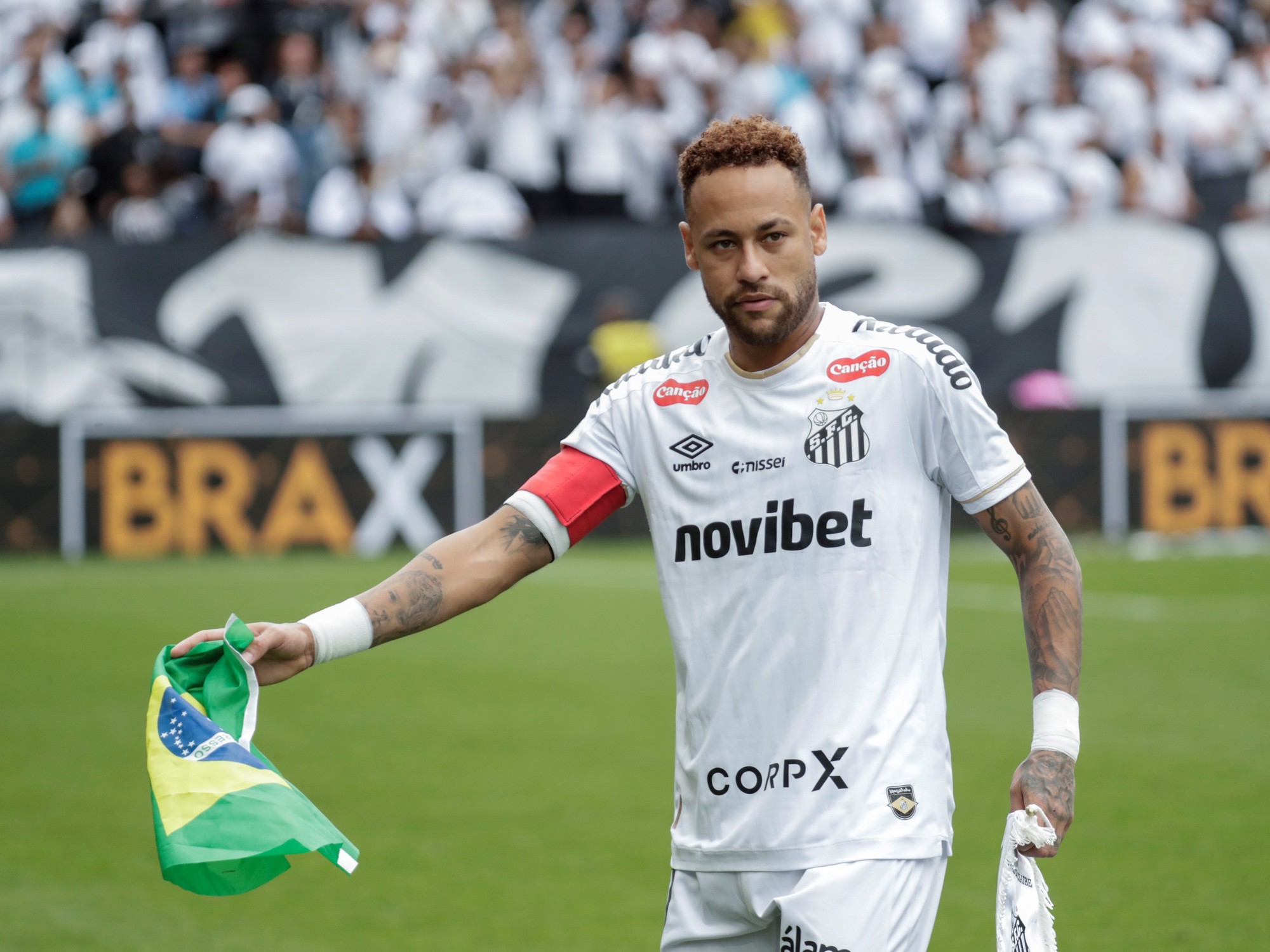 Neymar Jr. con la camiseta del Santos durante un partido, en acción o durante una pausa del juego.