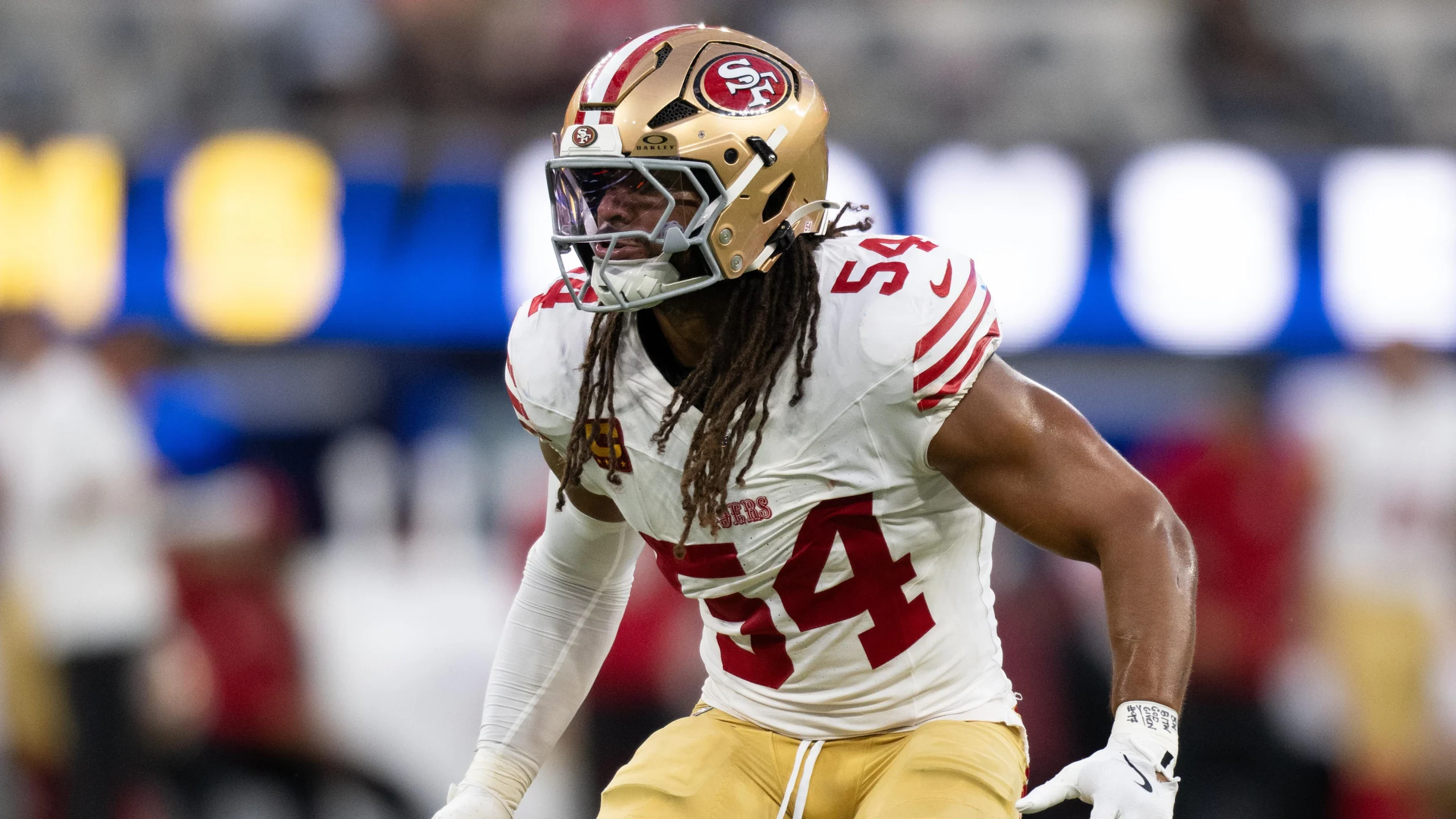 Fred Warner, linebacker de los San Francisco 49ers, realizando ejercicios de natación como parte de su rehabilitación.