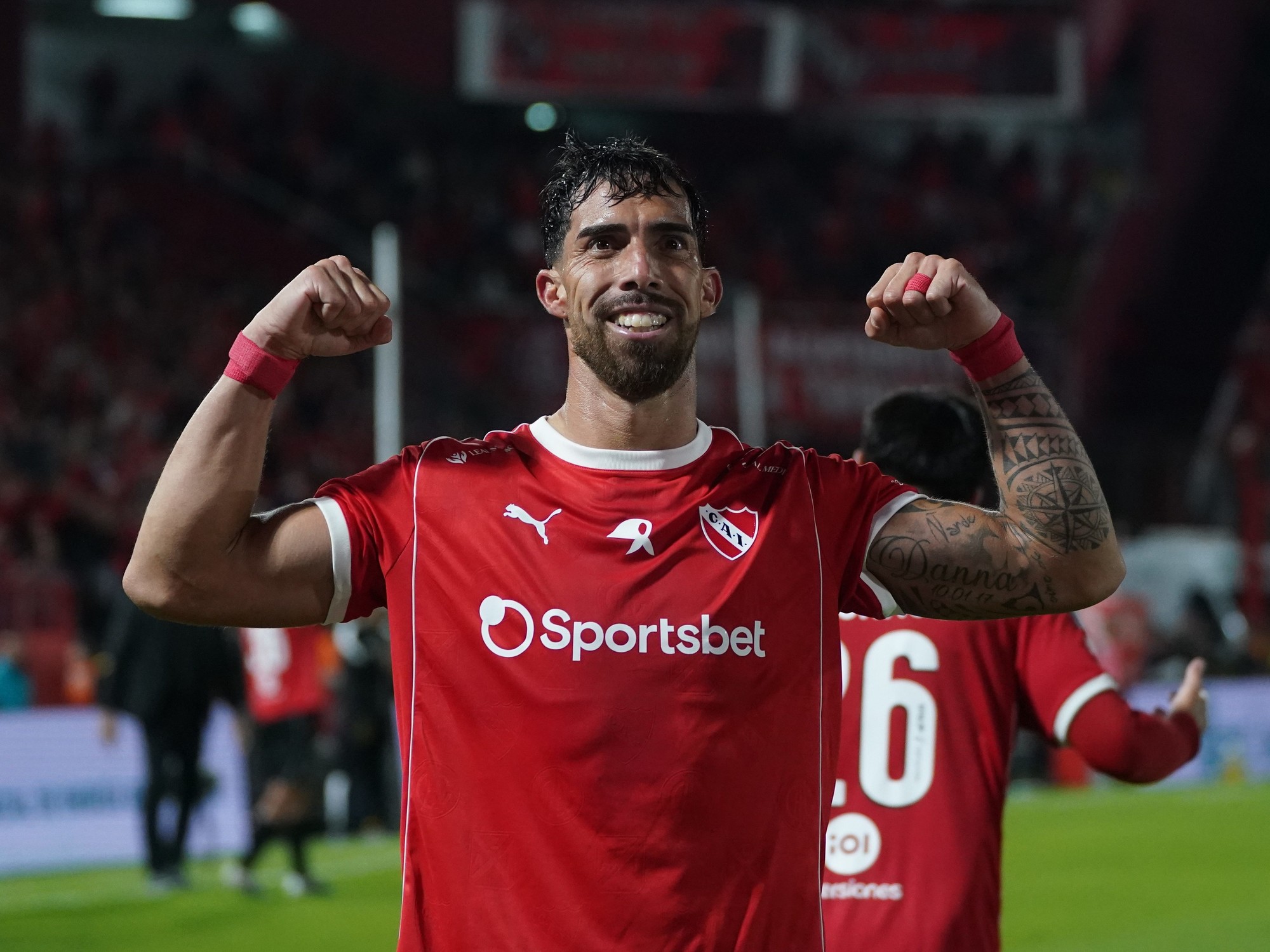 Gabriel Ávalos celebrando un gol con la camiseta de Independiente
