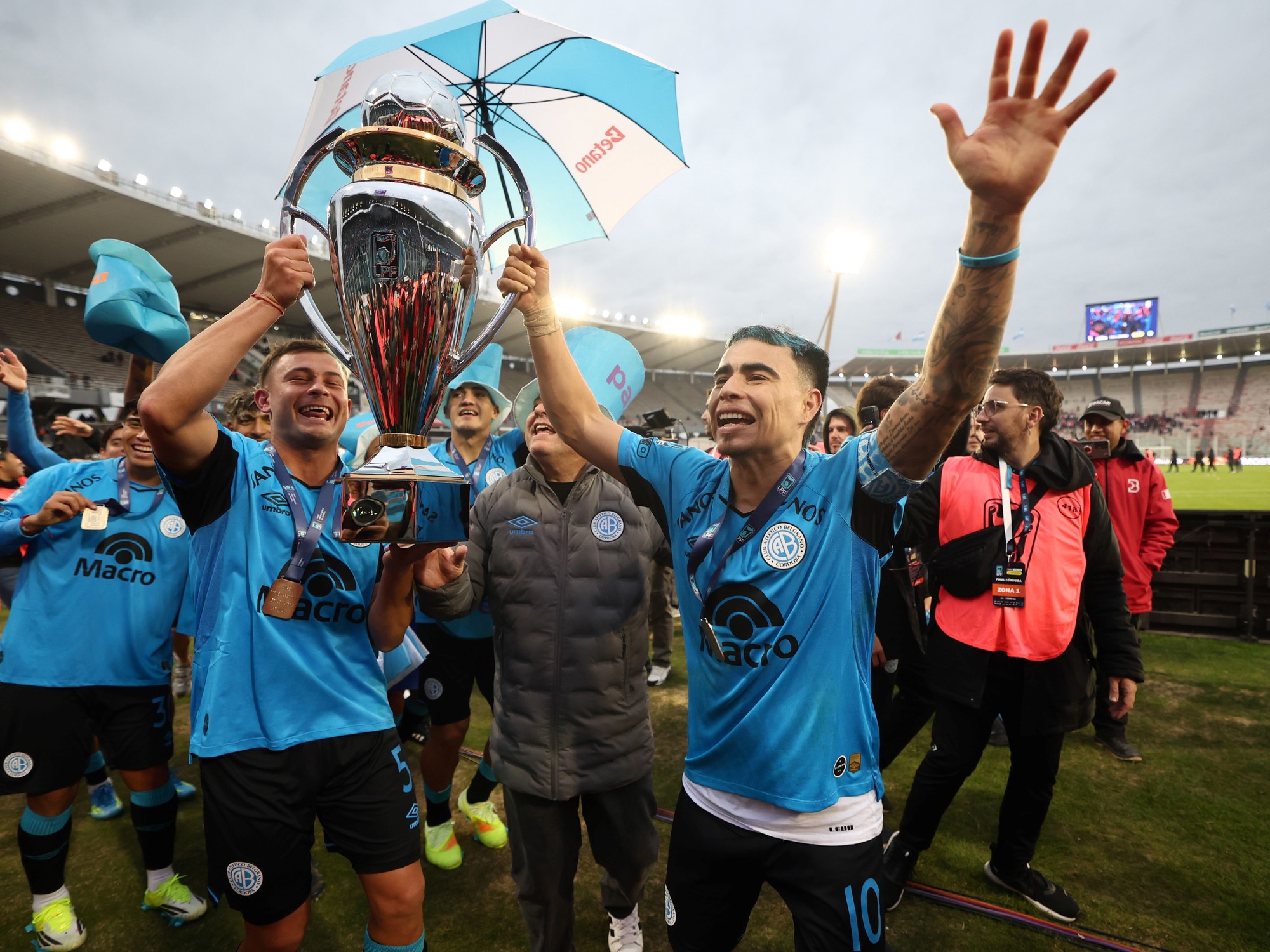 Jugadores de Belgrano celebran un gol contra River Plate en un partido de liga.