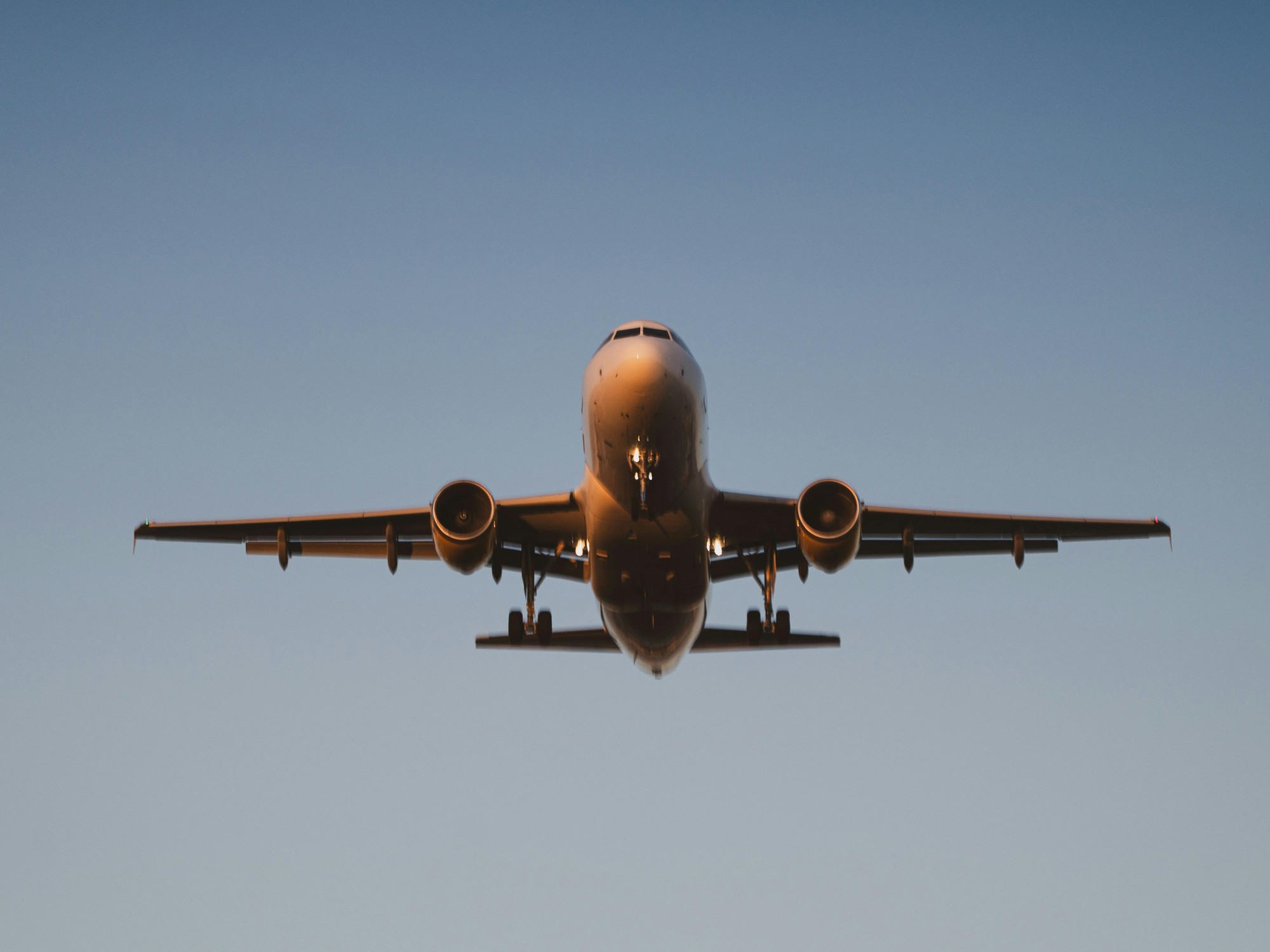 Médica brindando asistencia médica a una pasajera inconsciente en el pasillo de un avión.