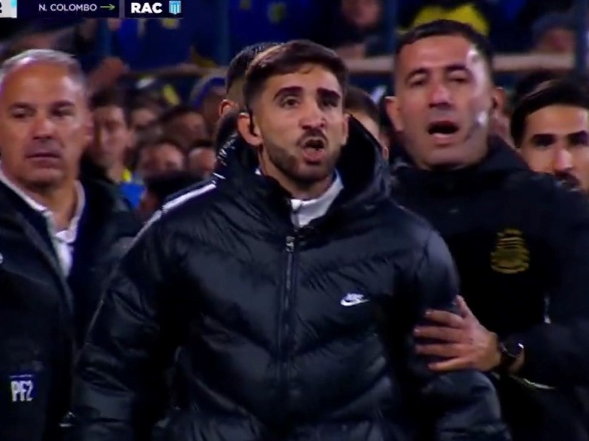 Jugadores del Club Atlético Racing en un partido de fútbol