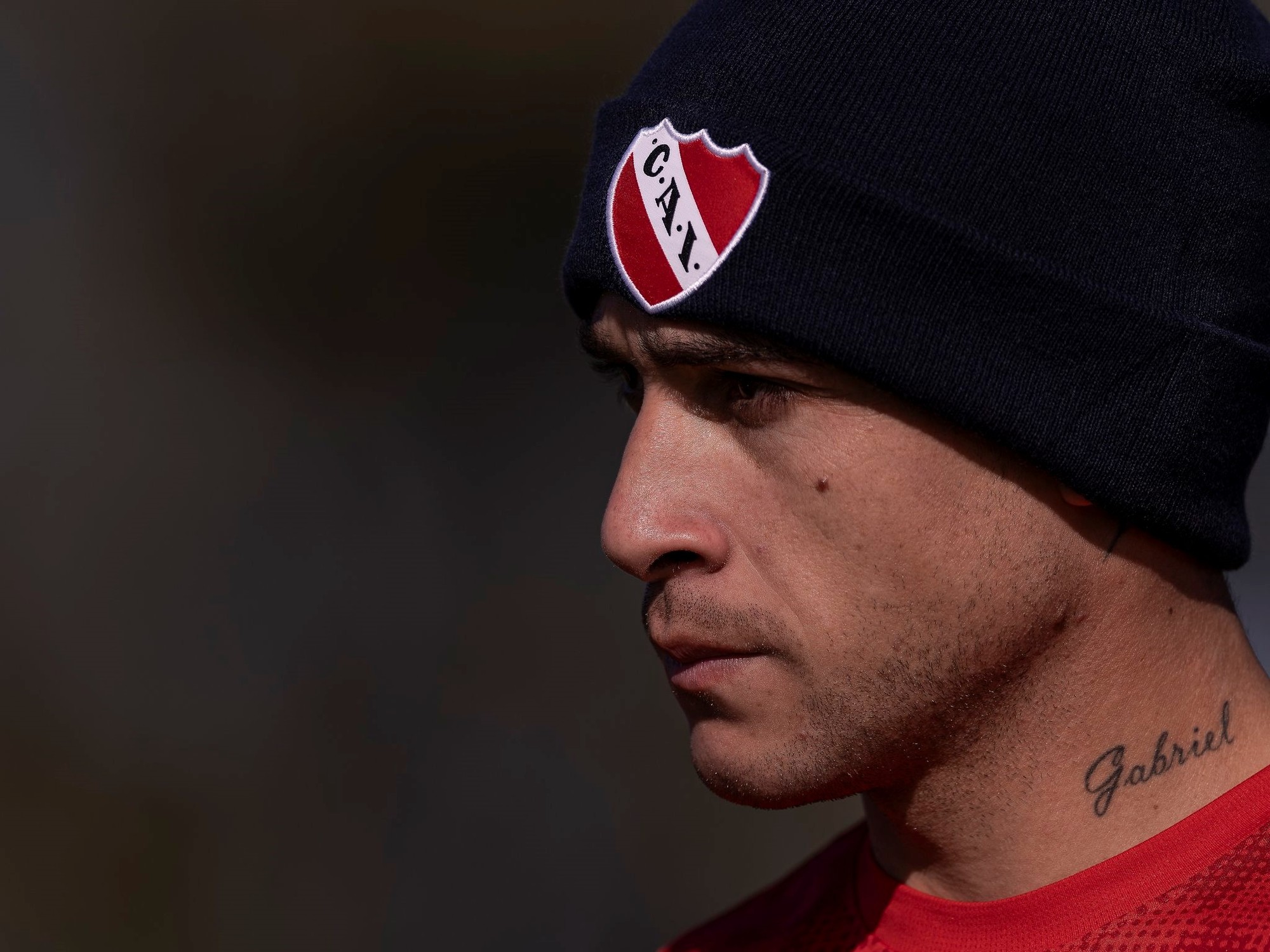 Gustavo Quinteros dando indicaciones en un partido de Independiente