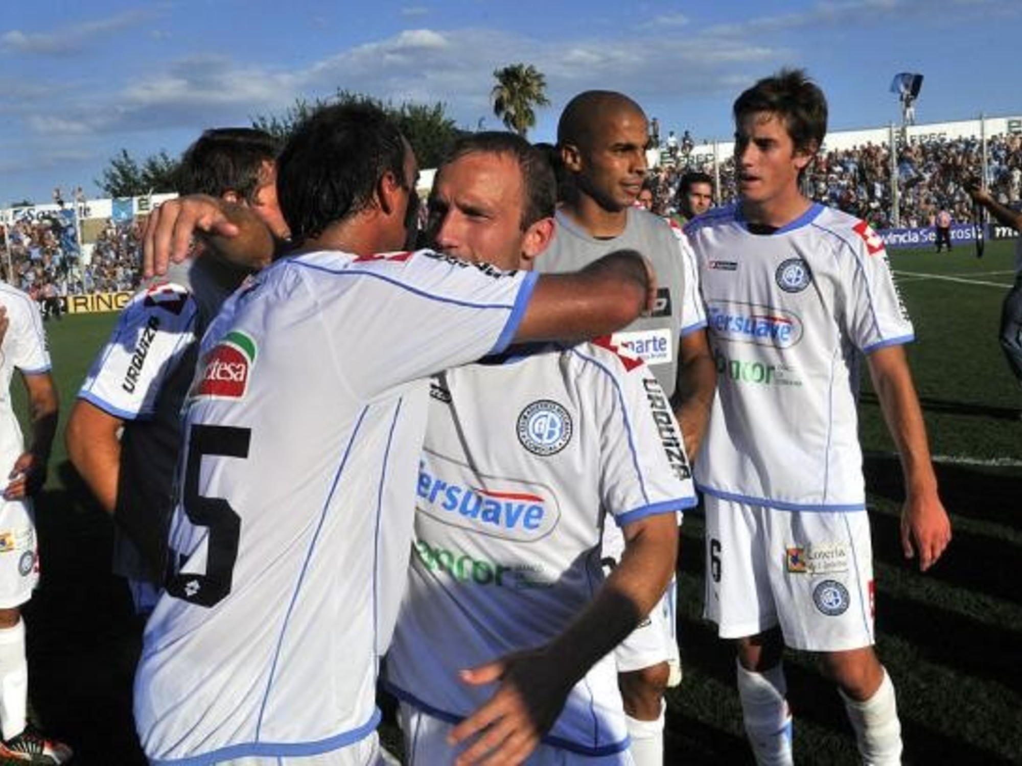 Jugadores de Belgrano celebrando un gol en un partido de la Liga Profesional contra River Plate en el estadio Mario Alberto Kempes.