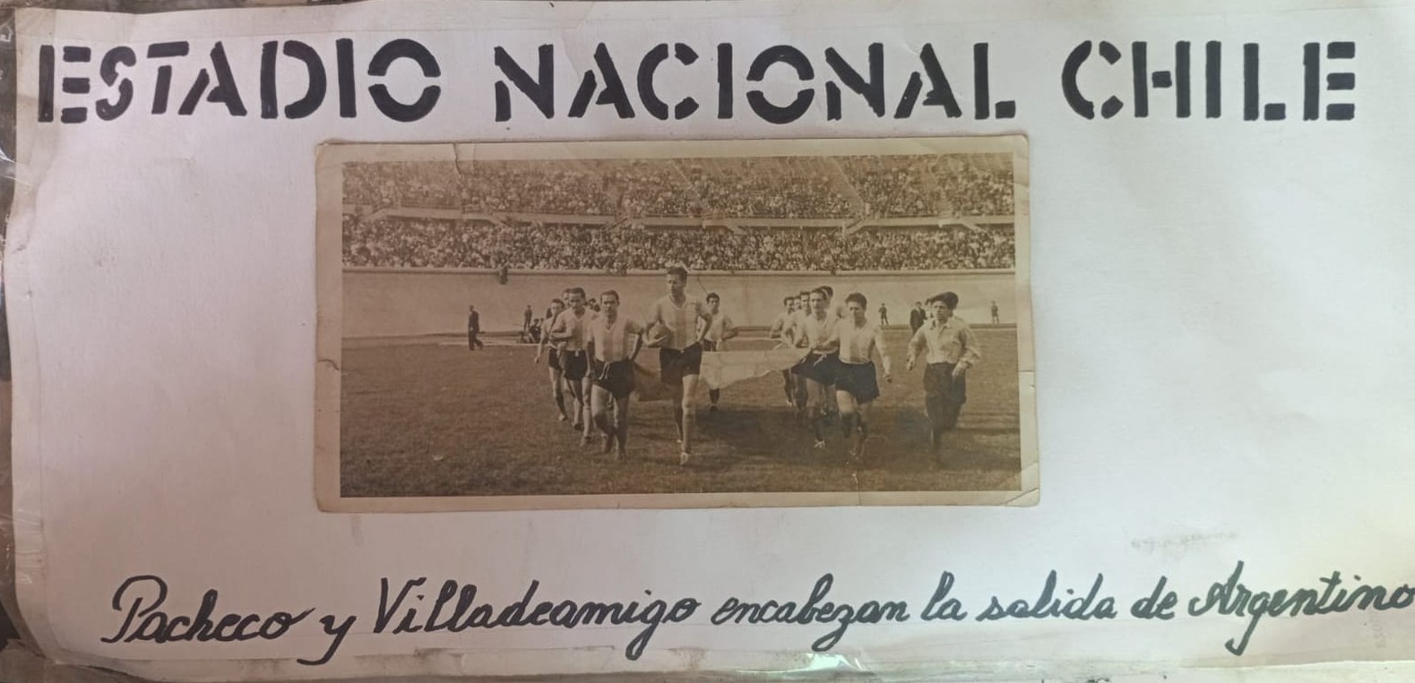 Un balón de fútbol en un campo de juego, con gráficos de análisis y estadísticas superpuestas, simbolizando el estudio de pronósticos deportivos.
