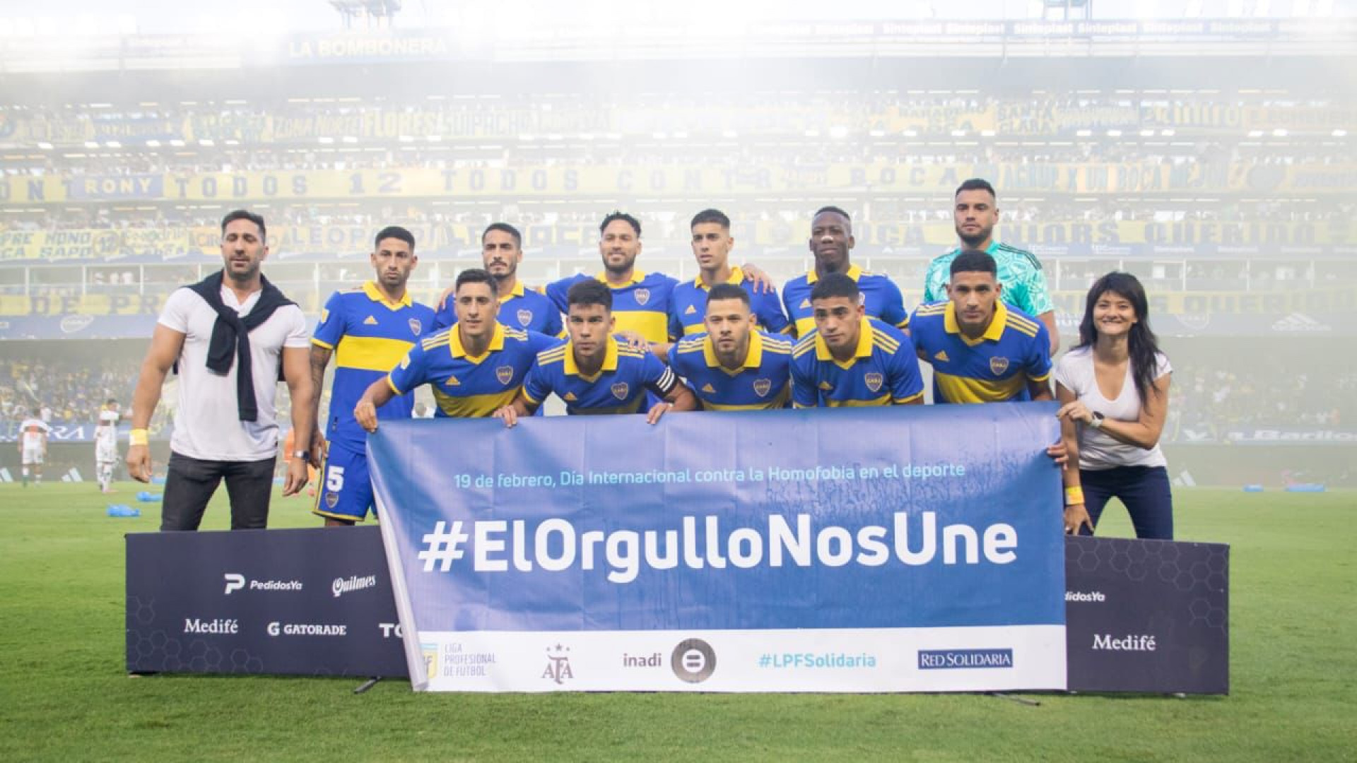 Jugadores de fútbol celebrando en un partido de la Liga Profesional Argentina