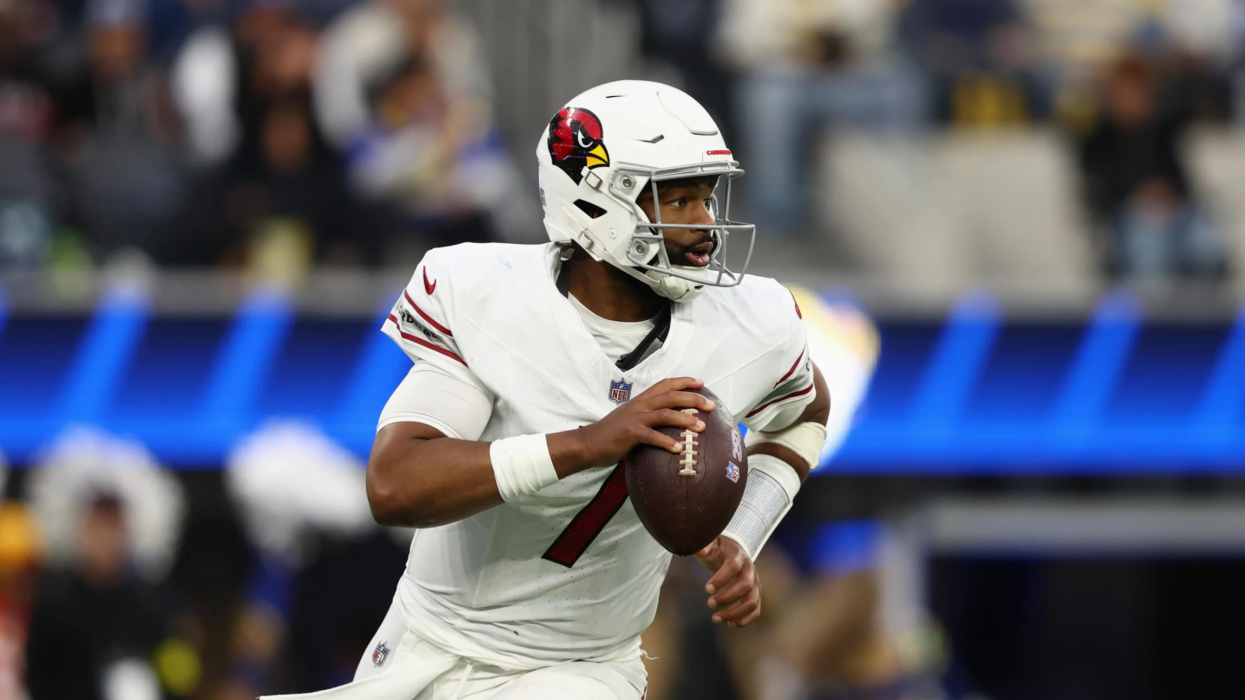 Jacoby Brissett, mariscal de campo de los Arizona Cardinals, en acción.