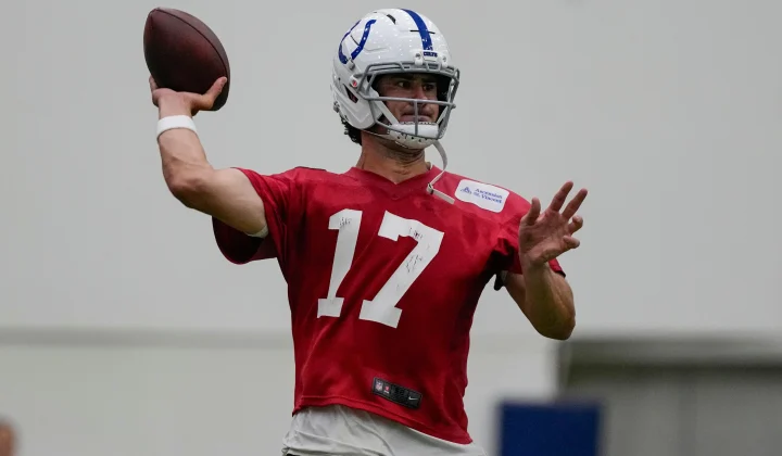 Daniel Jones Regresa a la Práctica con los Colts tras Lesión
