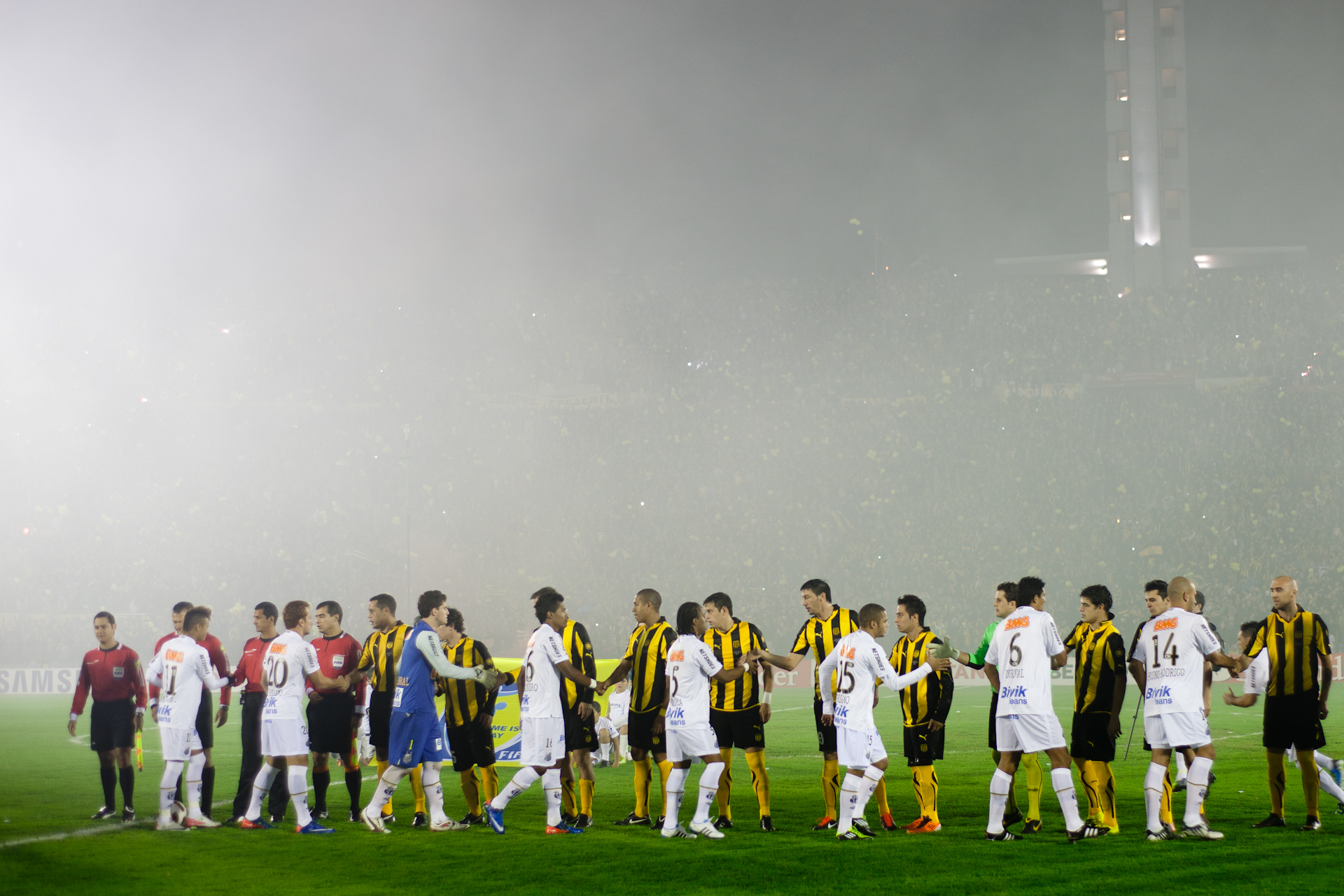Jugadores de fútbol argentino celebrando un gol en un partido internacional.