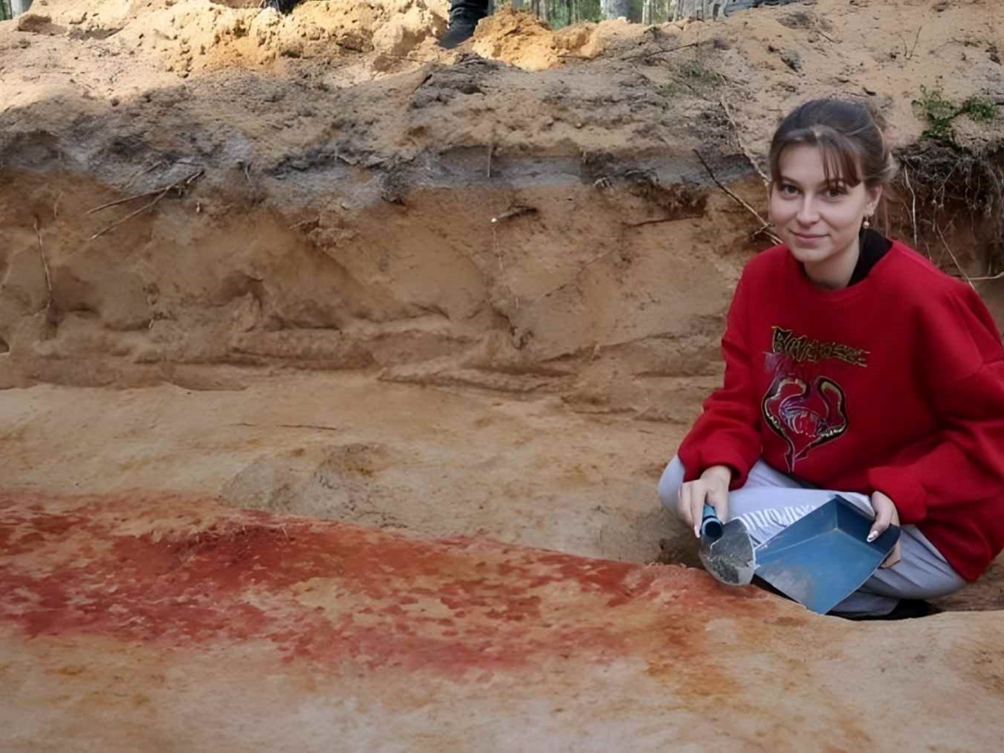 Fragmento de ámbar fosilizado, similar a los encontrados en el entierro arqueológico.