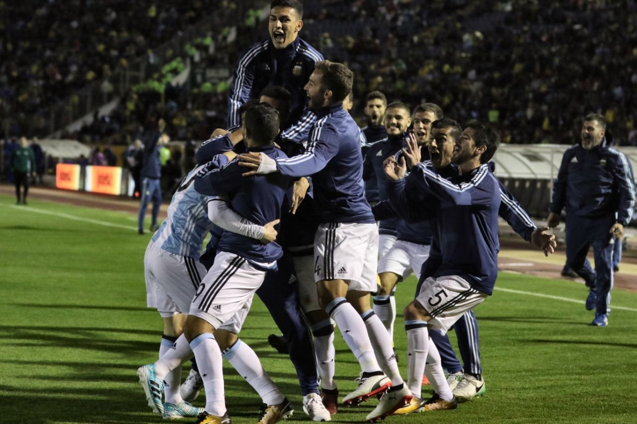 Jugadores de la Selección Argentina celebrando un gol o en formación antes de un partido.