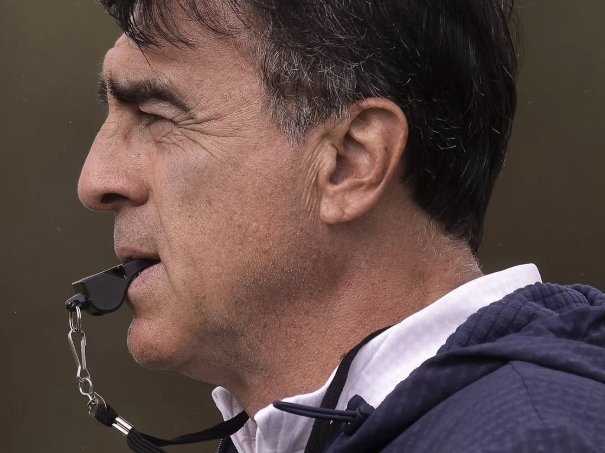 Gustavo Quinteros, director técnico de Independiente, observando un partido en la Copa Argentina.