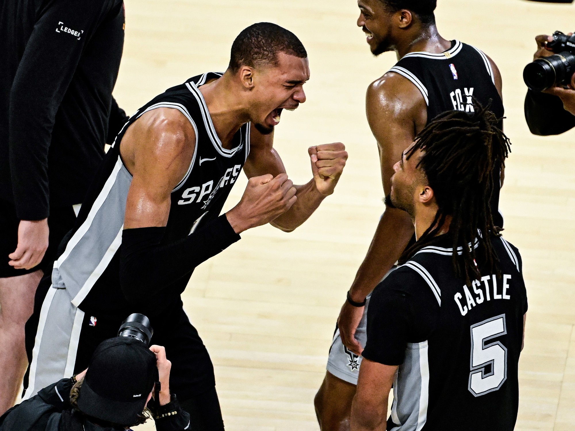 Victor Wembanyama celebrando con los San Antonio Spurs.