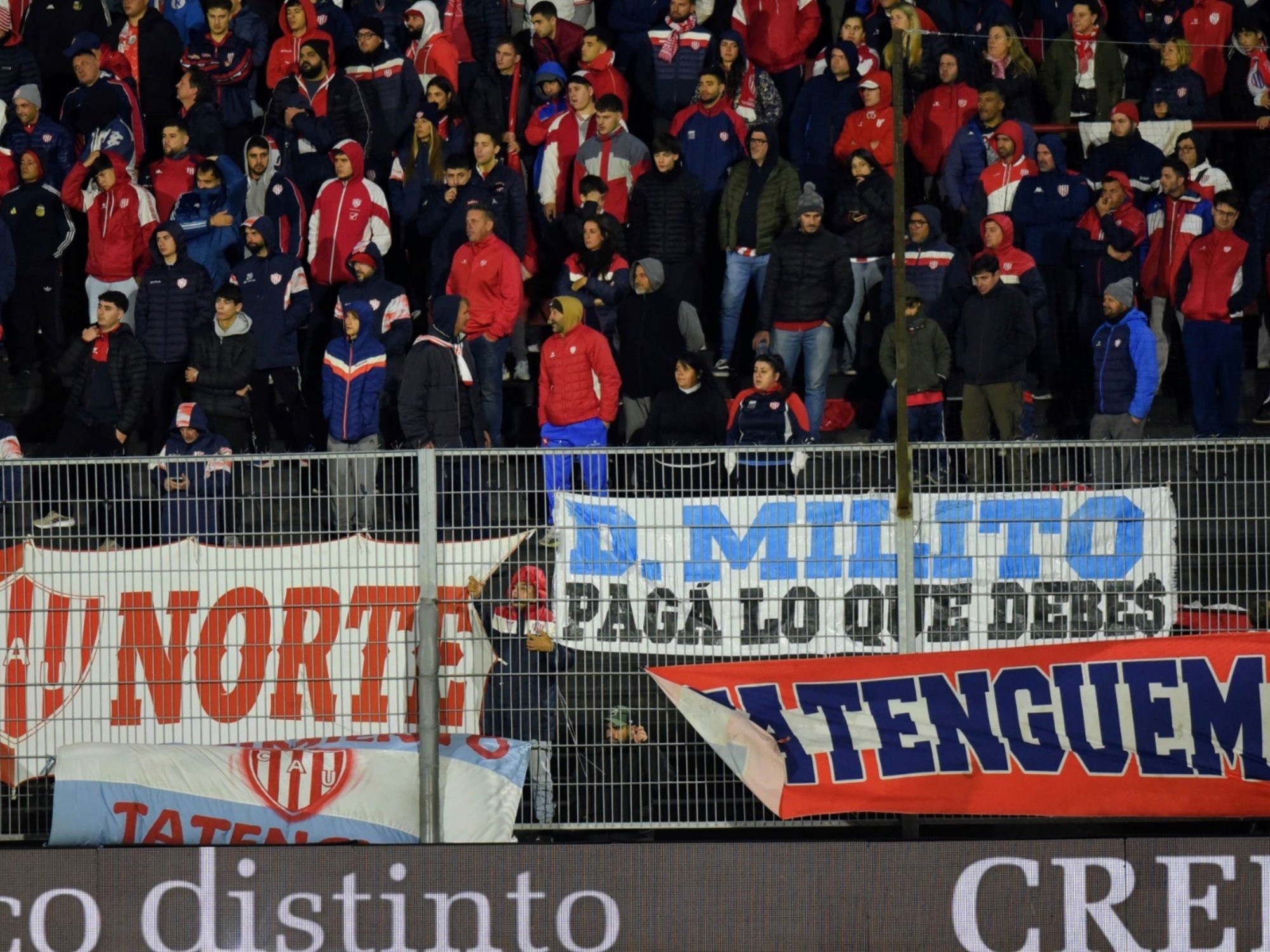 Aficionados de Unión de Santa Fe desplegando una bandera en las gradas del estadio de Newell's.