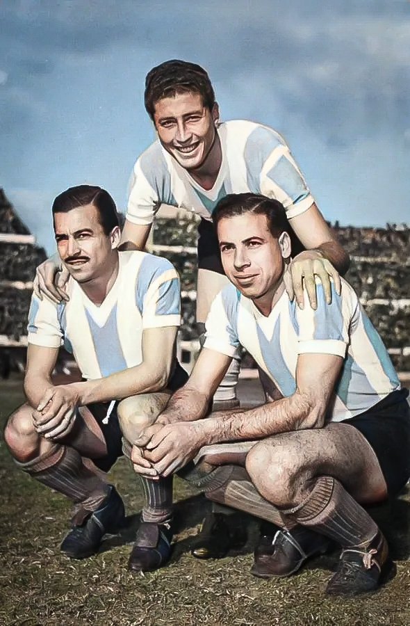 Lionel Scaloni pensativo en el banco de la Selección Argentina durante un partido.