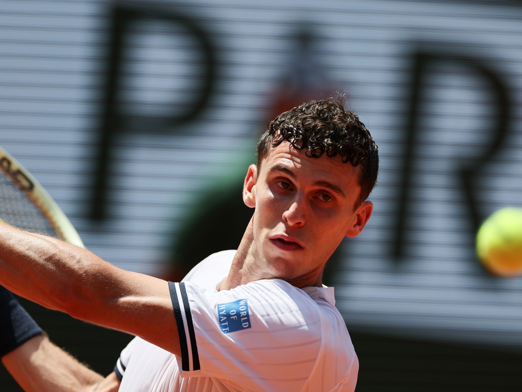 Juan Manuel Cerúndolo en acción durante su partido en Roland Garros.