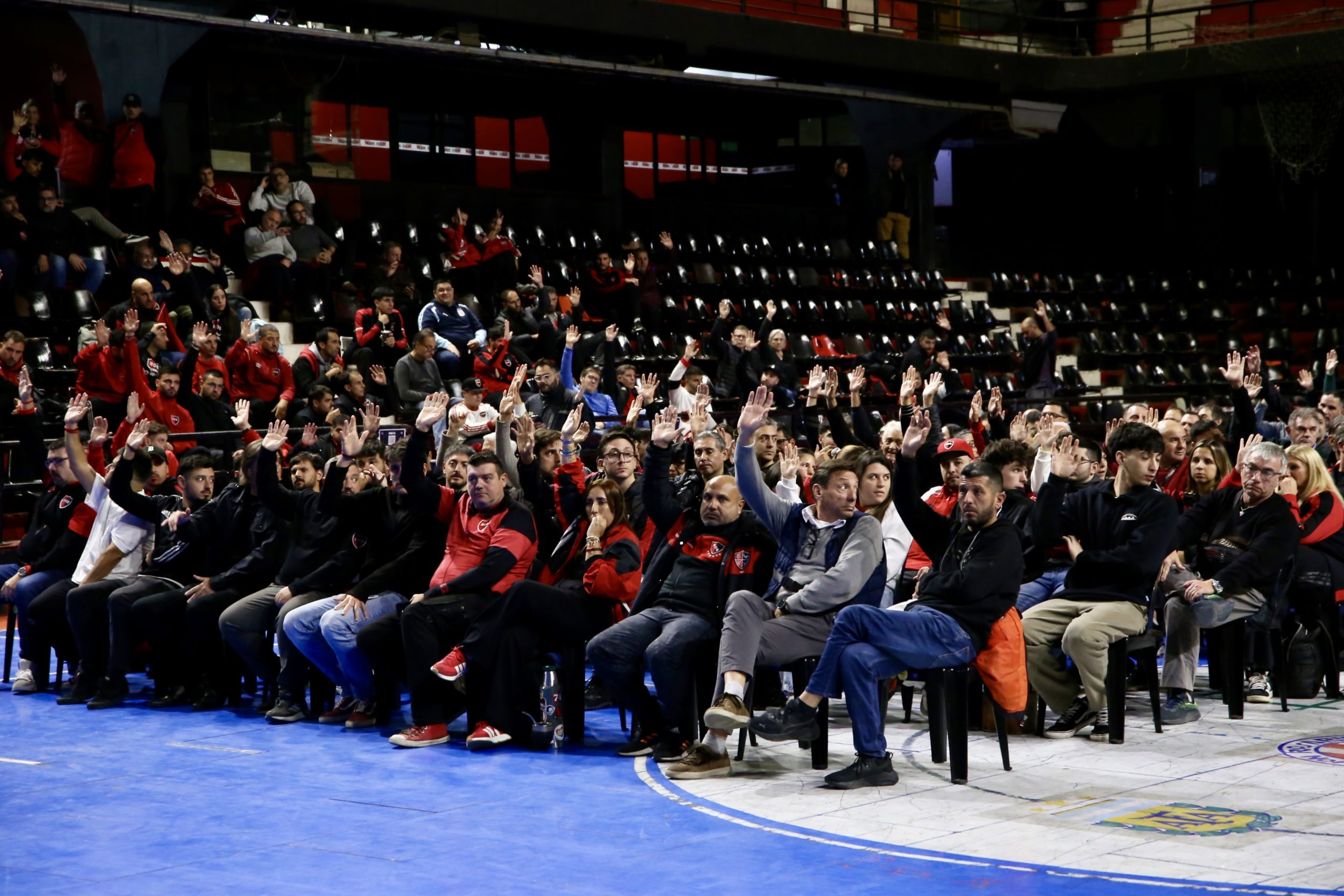Socios de Newell's Old Boys en asamblea.