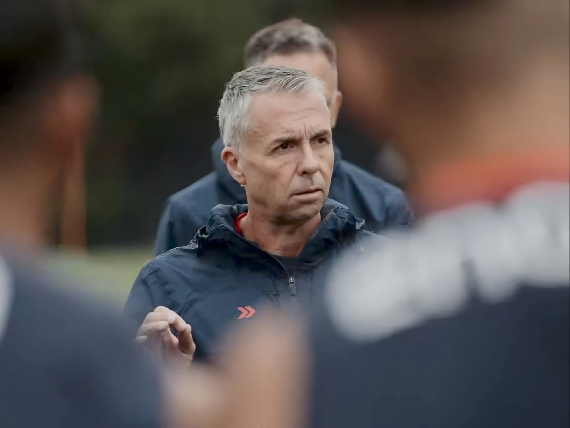 El director técnico de San Lorenzo, Gustavo Álvarez, gesticulando en el banco de suplentes durante un partido de Copa Sudamericana.