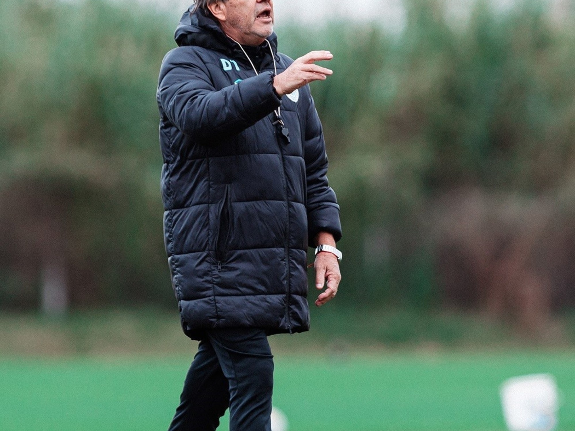 El entrenador Ricardo Zielinski da indicaciones desde el área técnica durante un partido de fútbol entre Belgrano y River Plate.