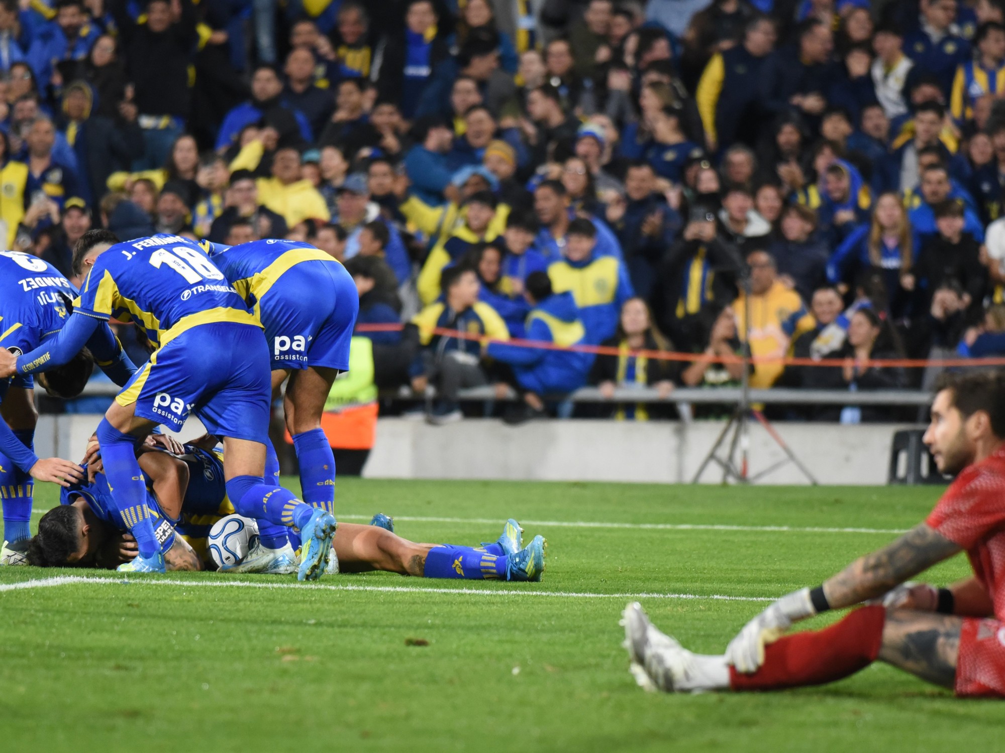 Jugadores de Rosario Central celebrando un gol en el partido contra UCV por la Copa Libertadores.