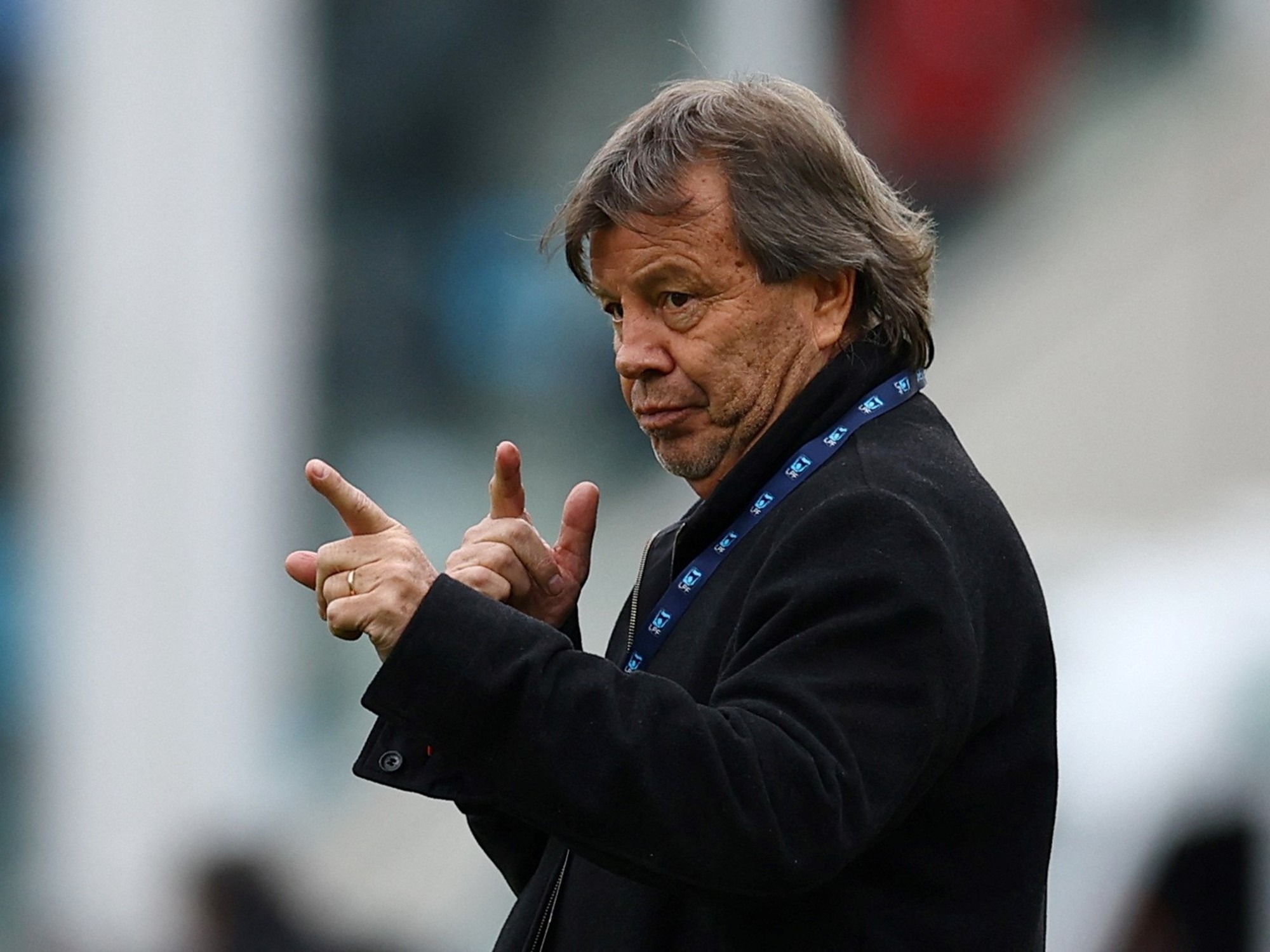 Ricardo Zielinski, entrenador de Belgrano, con gesto concentrado durante un partido