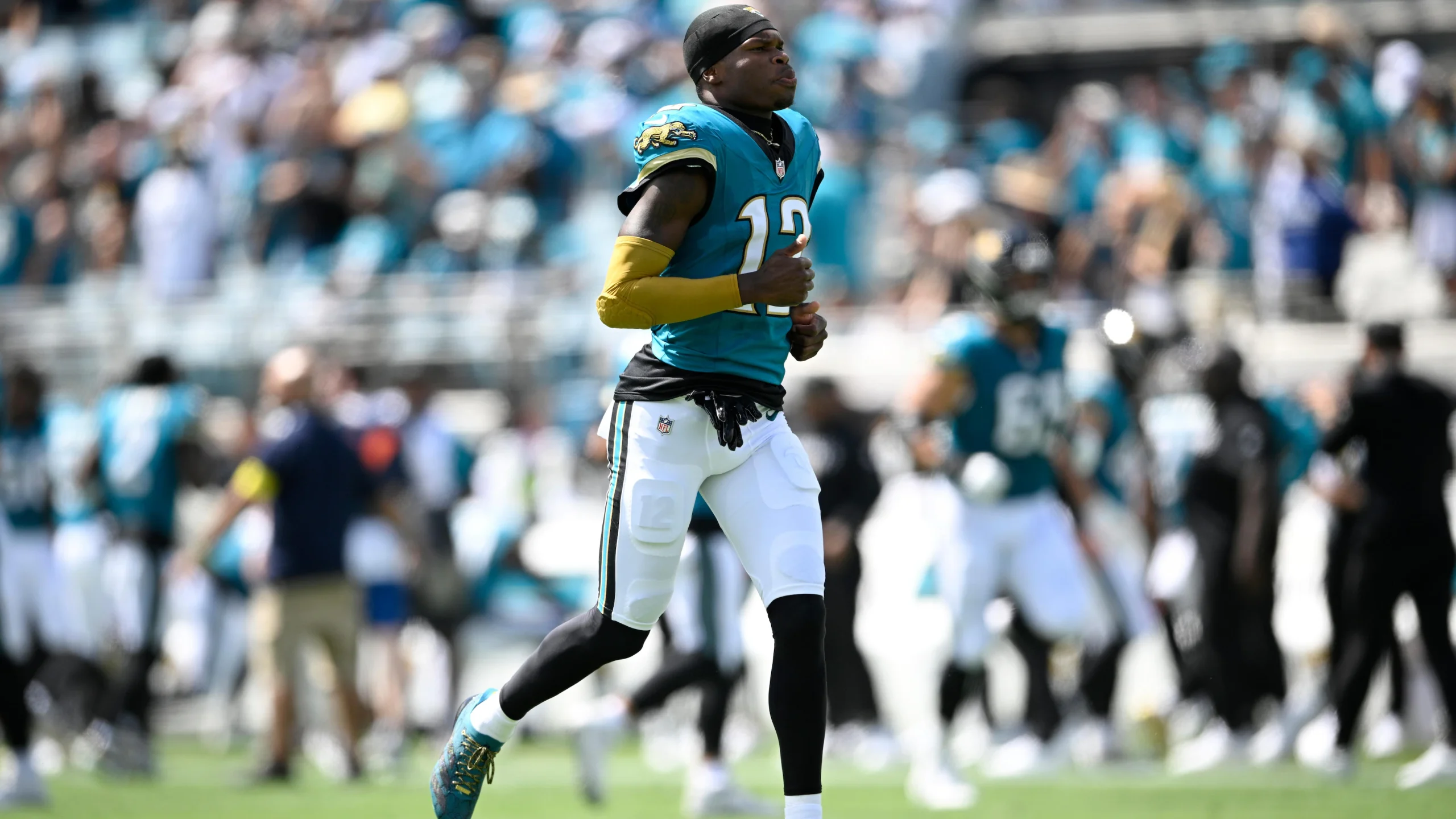 Travis Hunter, jugador de los Jacksonville Jaguars, visiblemente más robusto durante una sesión de entrenamiento.