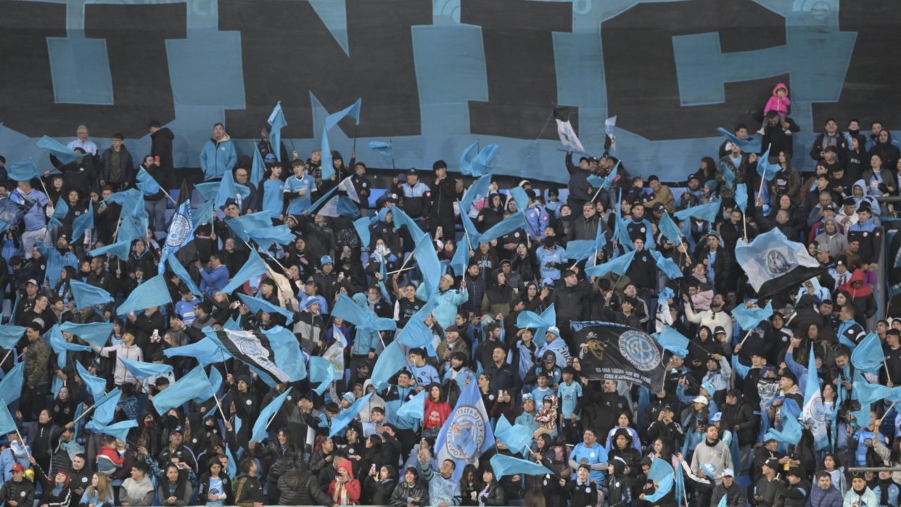 Con la emoción a flor de piel y la esperanza de hacer historia, miles de hinchas de Belgrano coparon el Gigante de Alberdi en un banderazo i