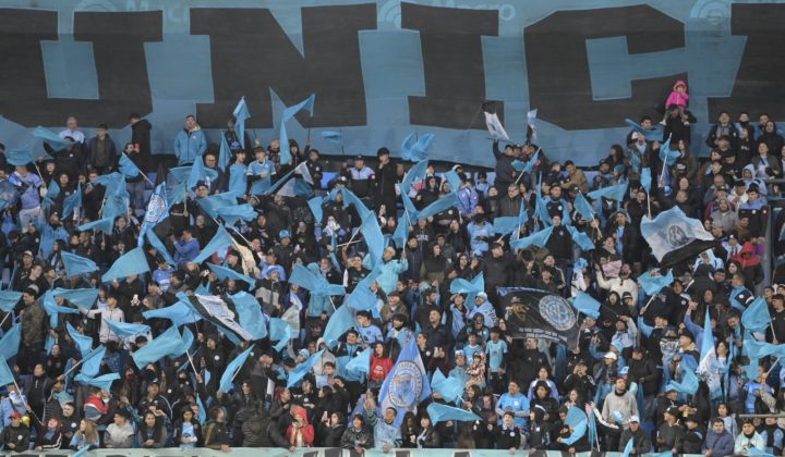 Con la emoción a flor de piel y la esperanza de hacer historia, miles de hinchas de Belgrano coparon el Gigante de Alberdi en un banderazo i