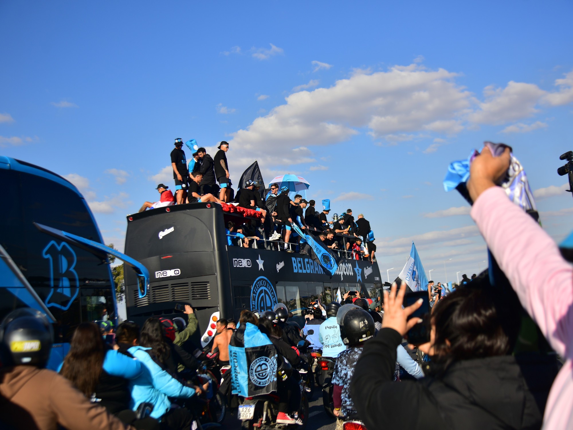 Hinchas de Belgrano celebran el título de Liga Profesional con una caravana por la ciudad.