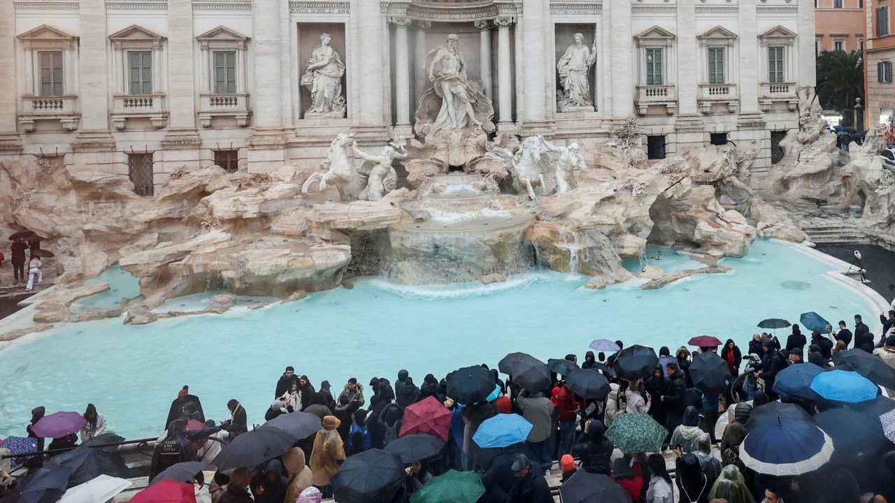 Turista expulsada de Italia y multada por nadar en la Fontana di Trevi