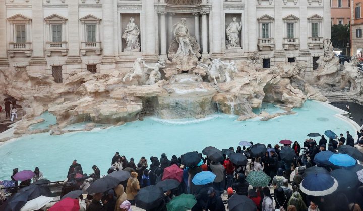 Turista expulsada de Italia y multada por nadar en la Fontana di Trevi