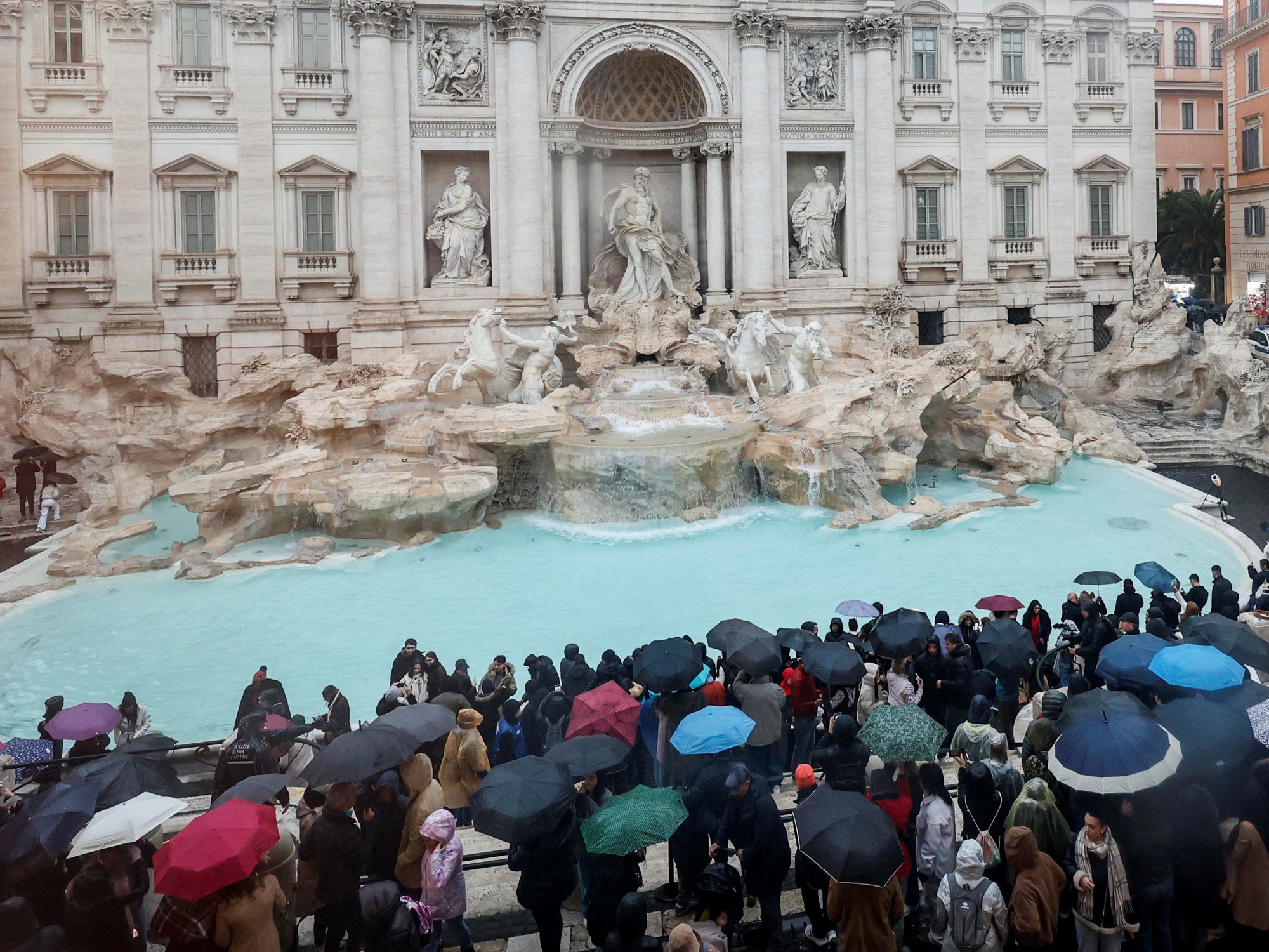 Vista de la Fontana di Trevi en Roma con turistas admirándola