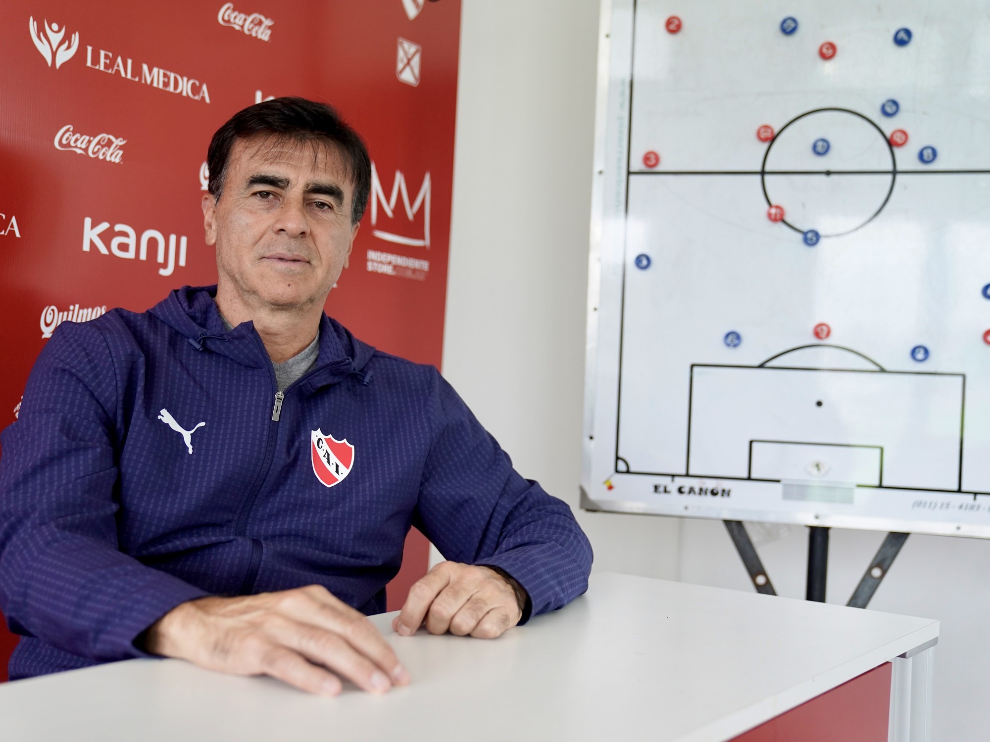 Gustavo Quinteros, director técnico de Independiente, durante un partido de la Copa Argentina.