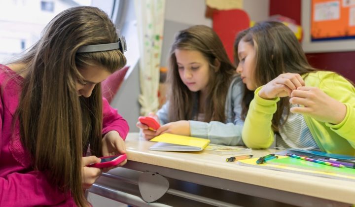 Estudio pionero revela los impactos de la prohibición de celulares en escuelas de EE.UU.